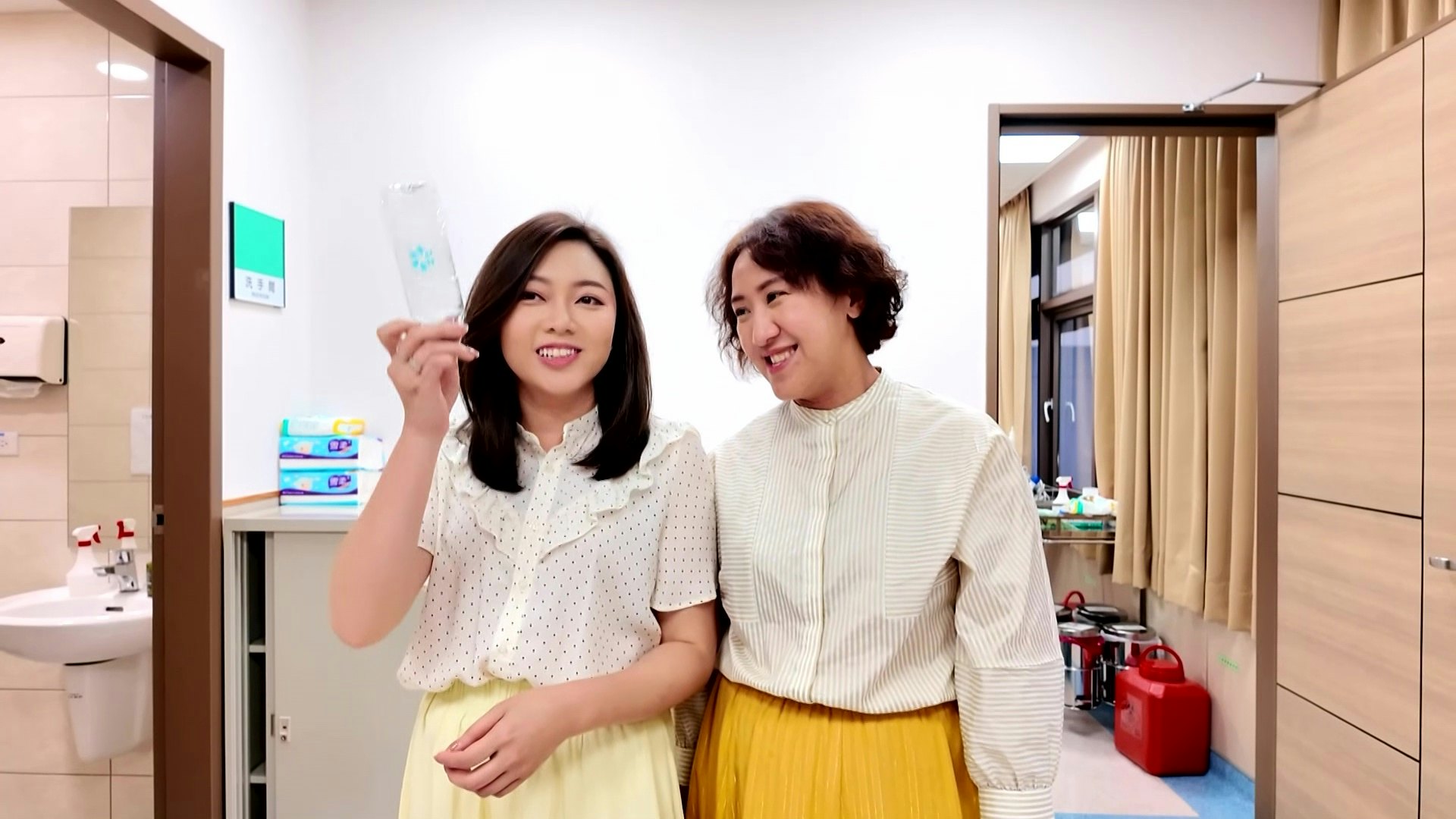 郑医生叮嘱黄晓莹要多喝水。