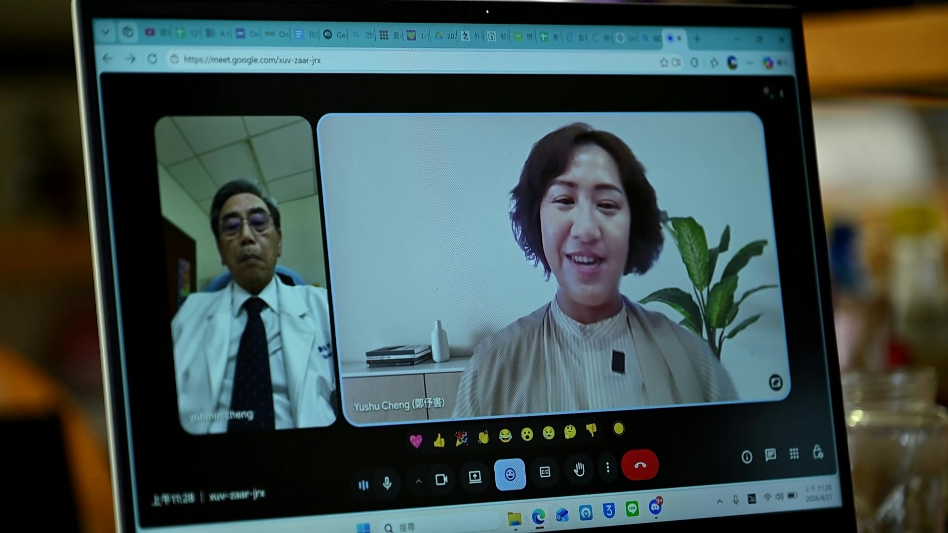同为医生的郑爸爸,透过视像鼓励女儿「把人生过得快乐一点」才重要,场面感人。