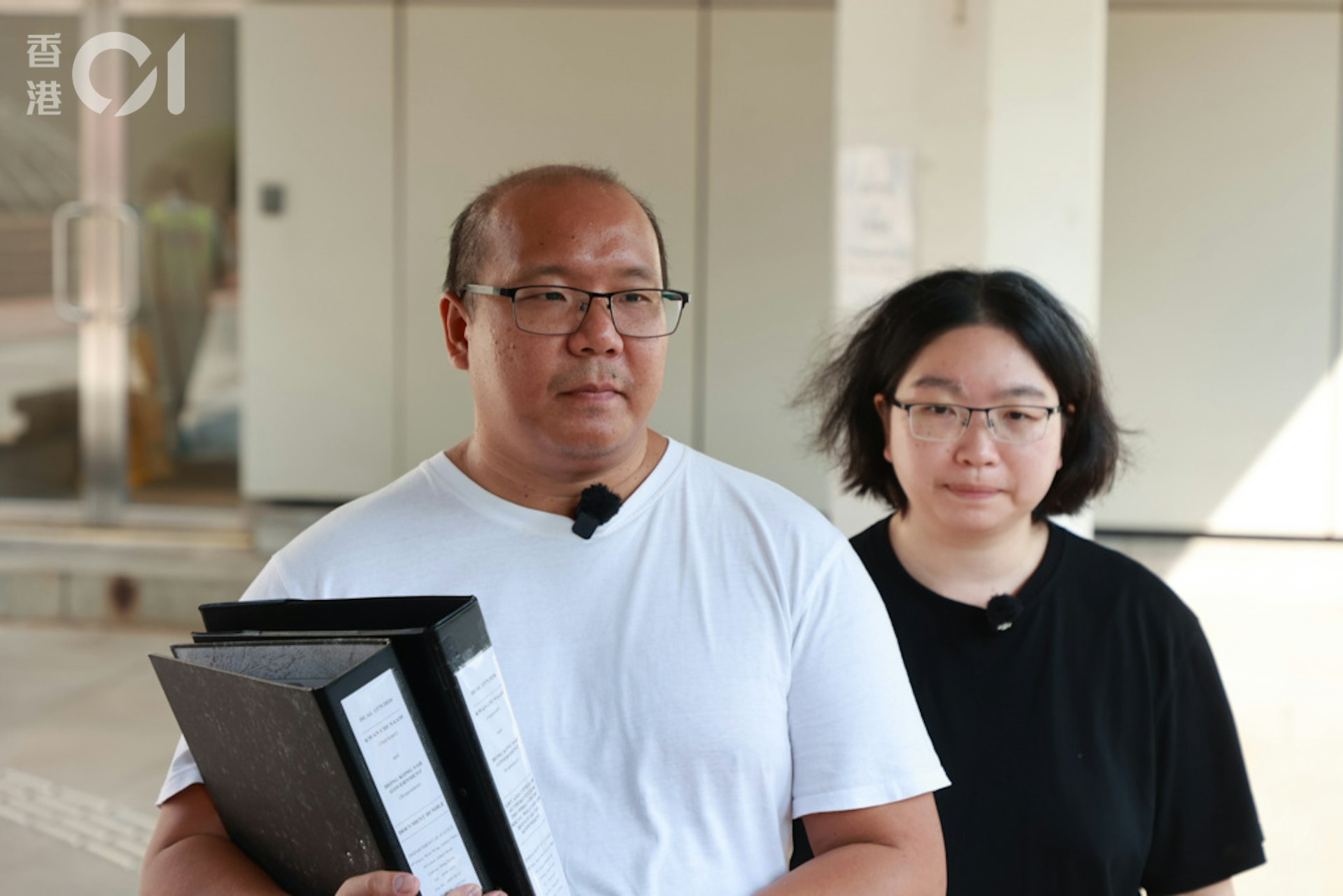 曾伟邦及关佩仙指,瑞典法院预备在今年11月开庭处理Lily抚养权事宜,希望入境处先行使酌情权批准接回Lily,再在香港抽取DNA证实血缘关系。