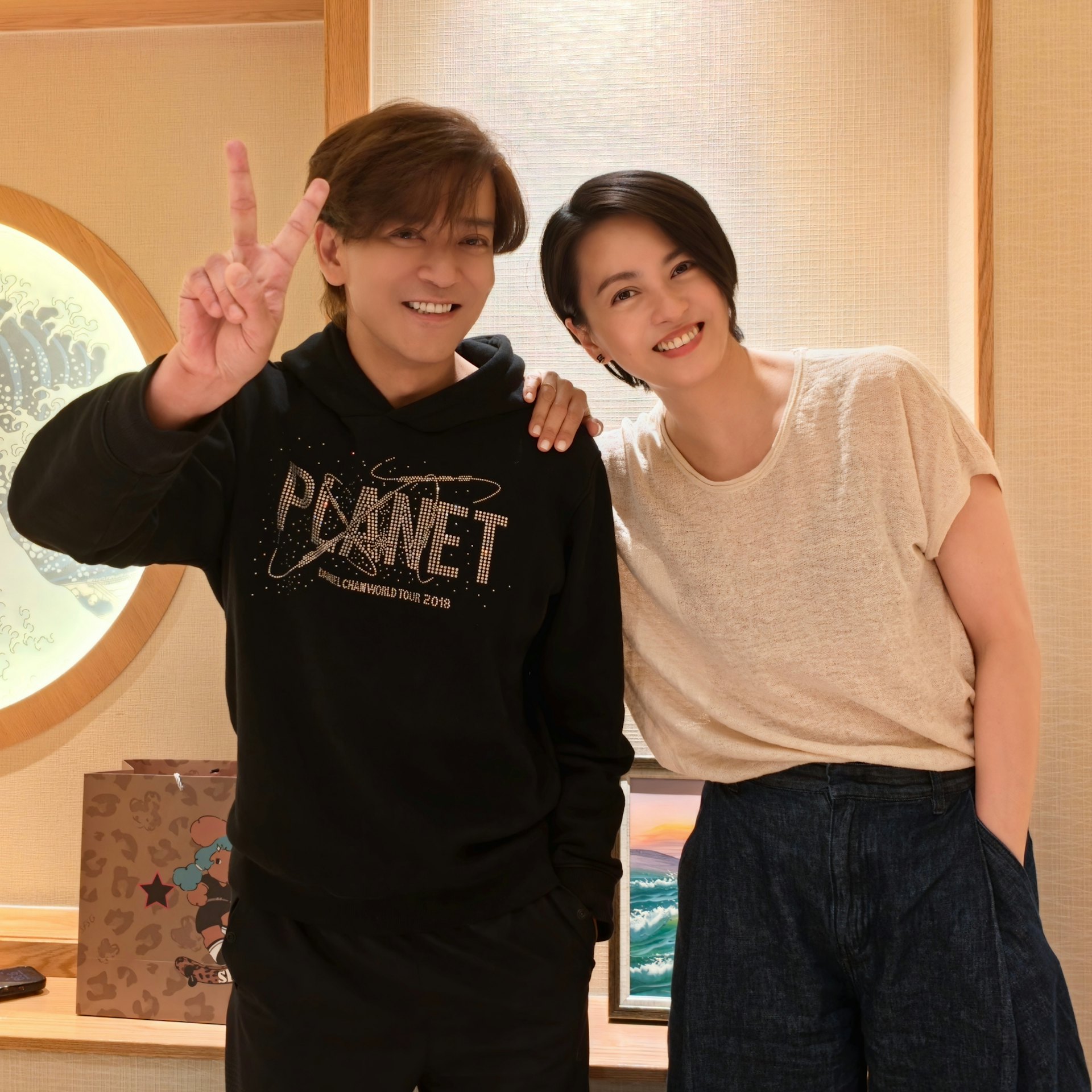 陈晓东晒出与梁咏琪合影,两人对镜头展现灿烂笑容,神韵与轮廓依旧神似当年。(threads@danielchanreal)