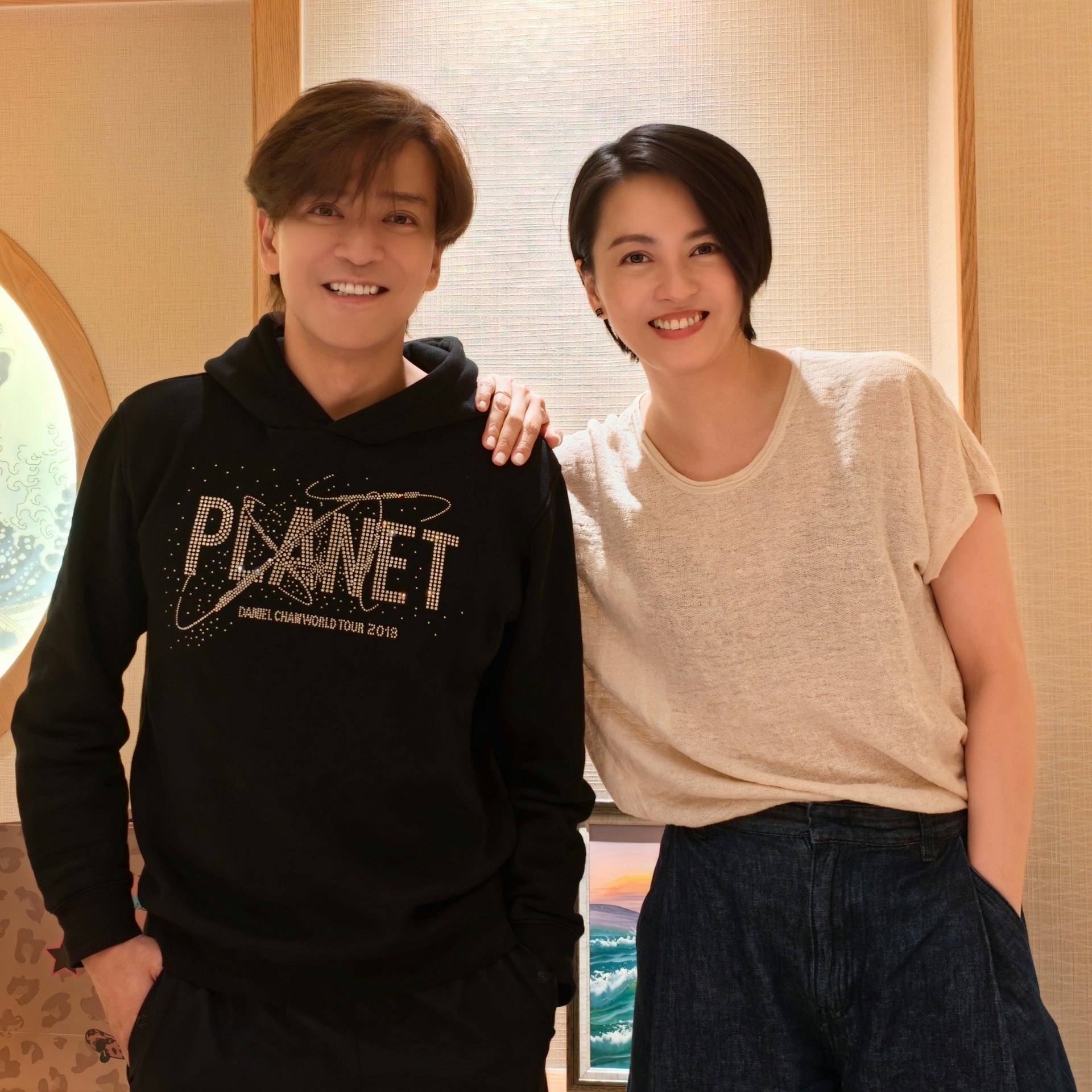 陈晓东晒出与梁咏琪合影,两人对镜头展现灿烂笑容,神韵与轮廓依旧神似当年。(threads@danielchanreal)