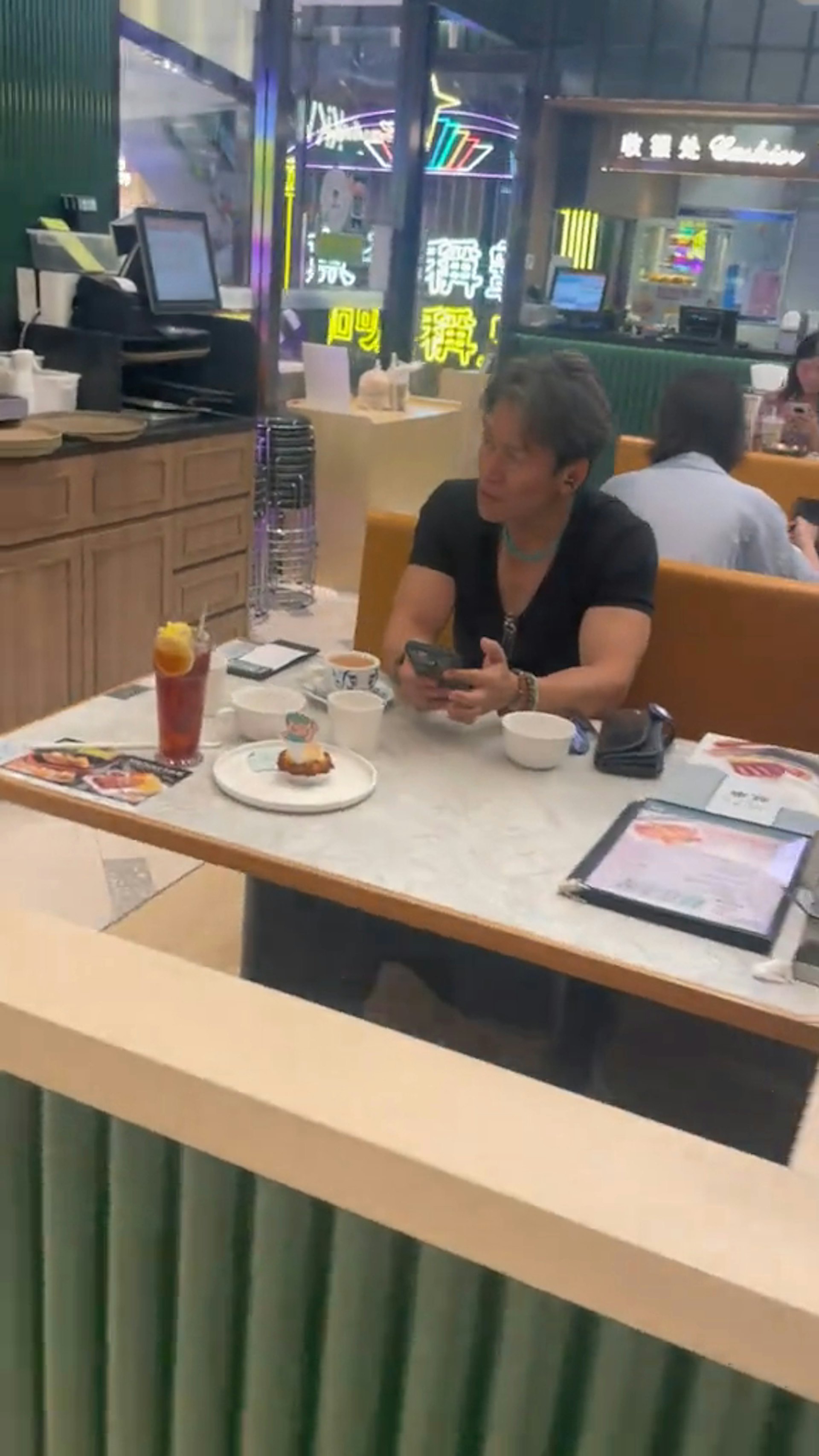唐文龙在餐厅被网民捕获。(片段截图)