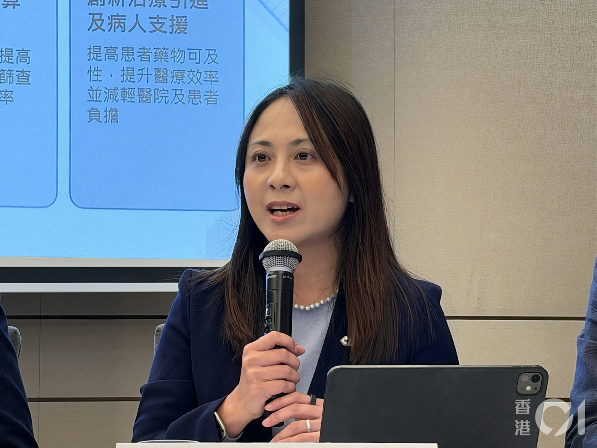 何艾媚指,罗氏早前已联同香港中文大学及地区康健中心展开合作,利用 AI 眼底检查技术为市民筛查糖尿病黄斑病变等眼疾。