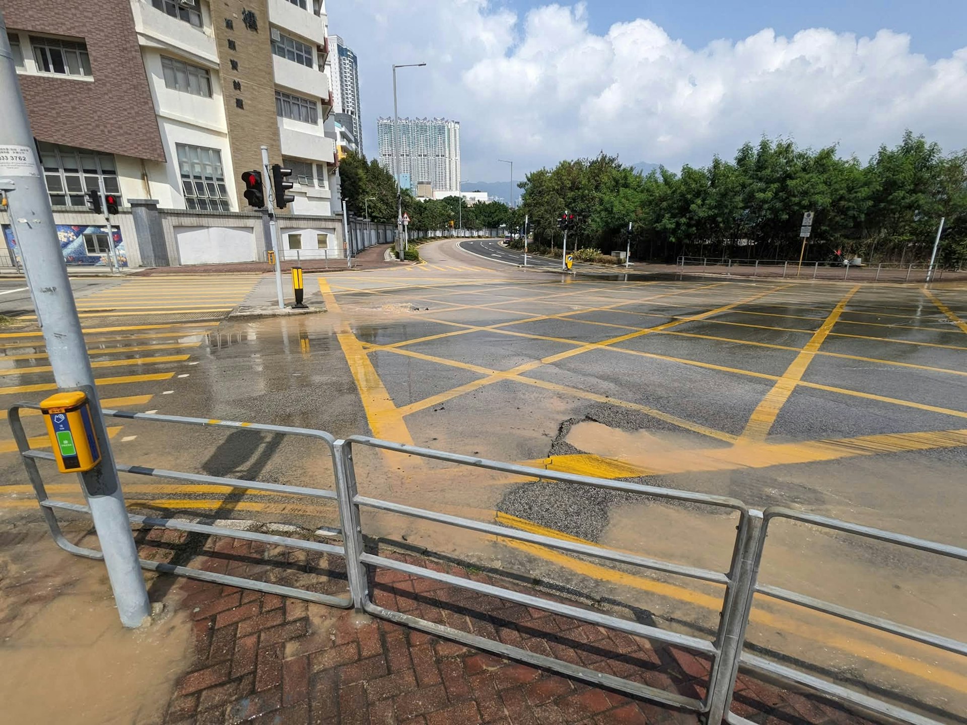 红磡道及庇利街交界位置有水管爆裂,影响行人路及交通。(民建联九龙城支部/Facebook)