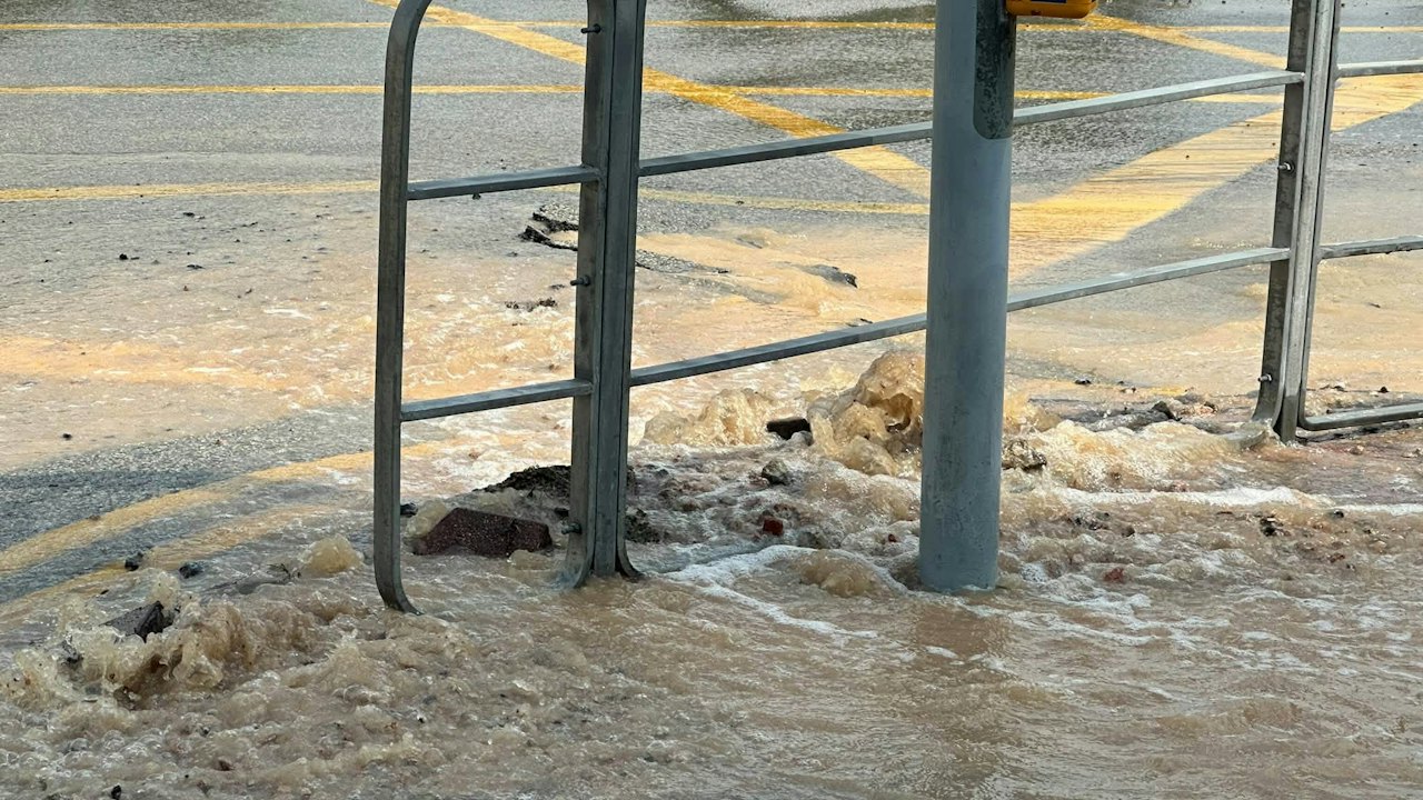 紅磡道庇利街爆鹹水管路陷 有巴士後輪一度被困 部分路線須改道