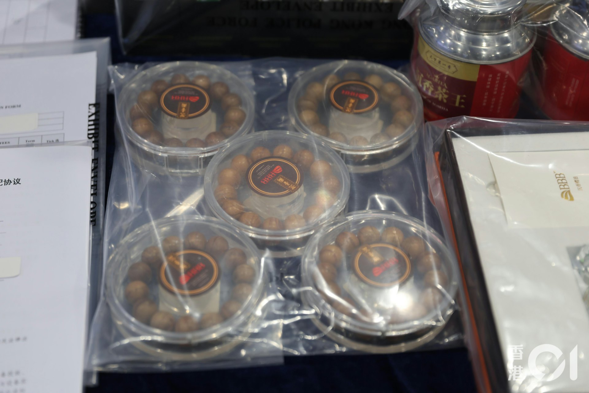 警方检沉香产品,例如有沉香饰物,图中为手链。