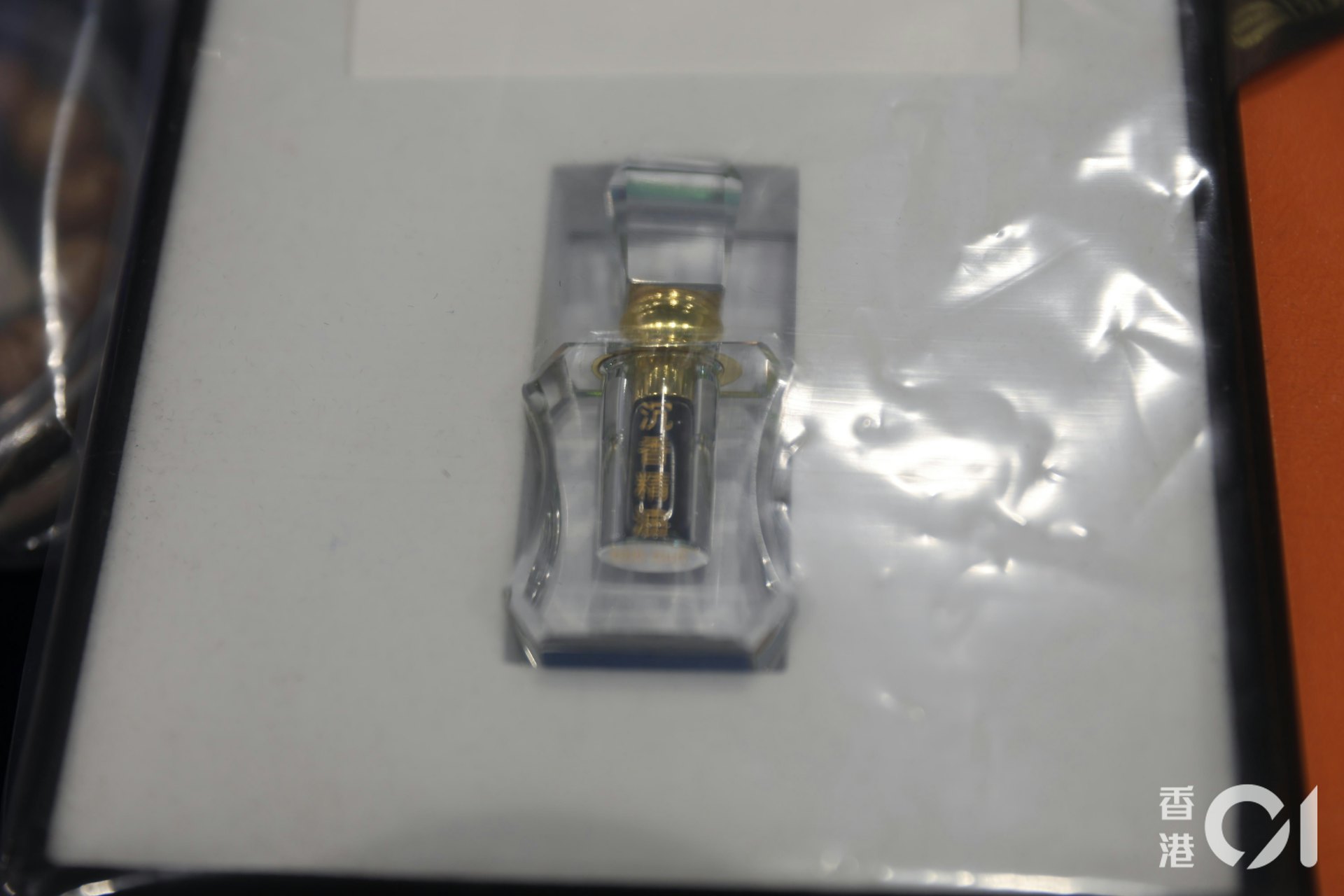 警方检很多不同类型的怀疑沉香产品。