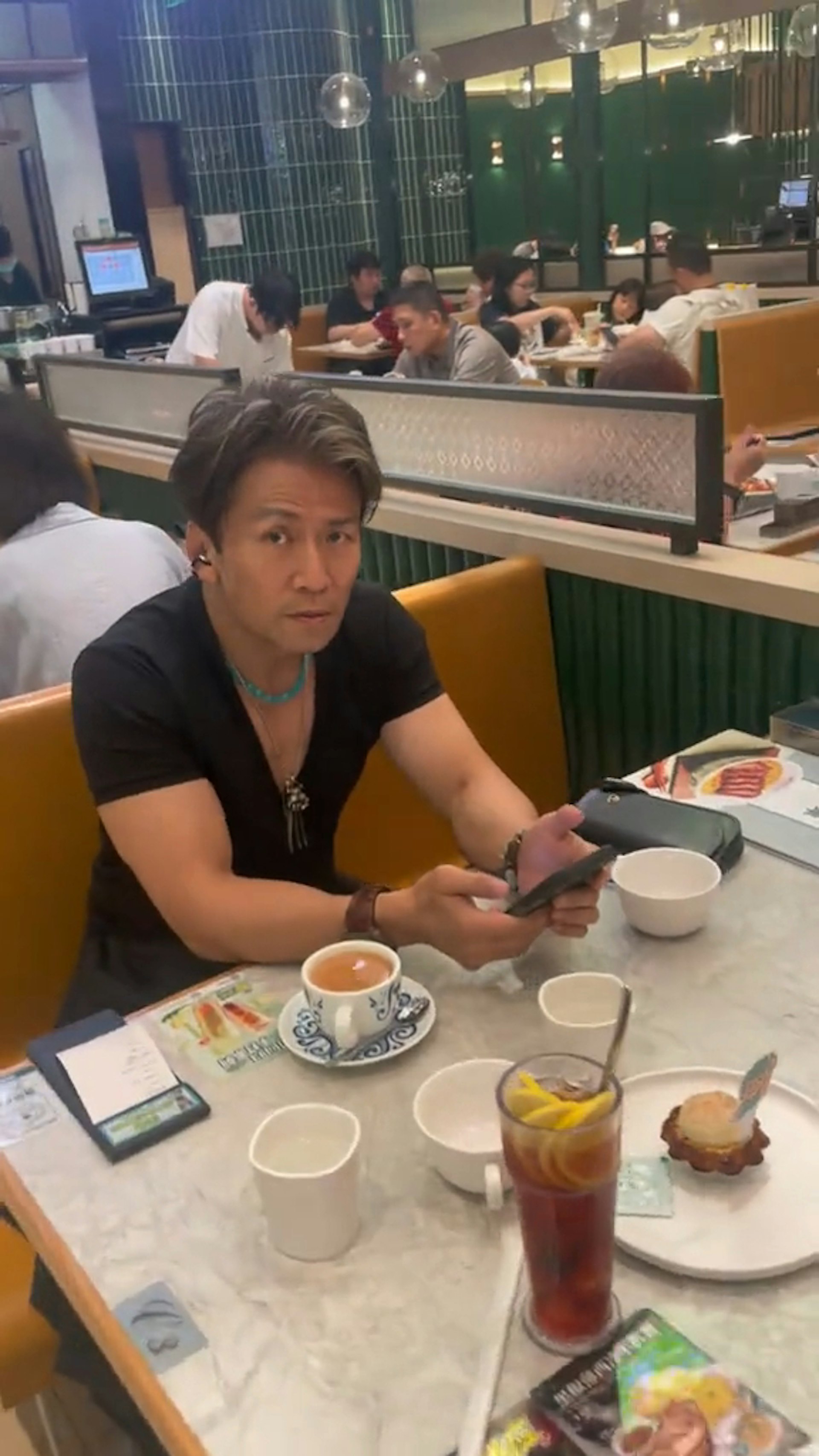 黑面半秒钟。(片段截图)