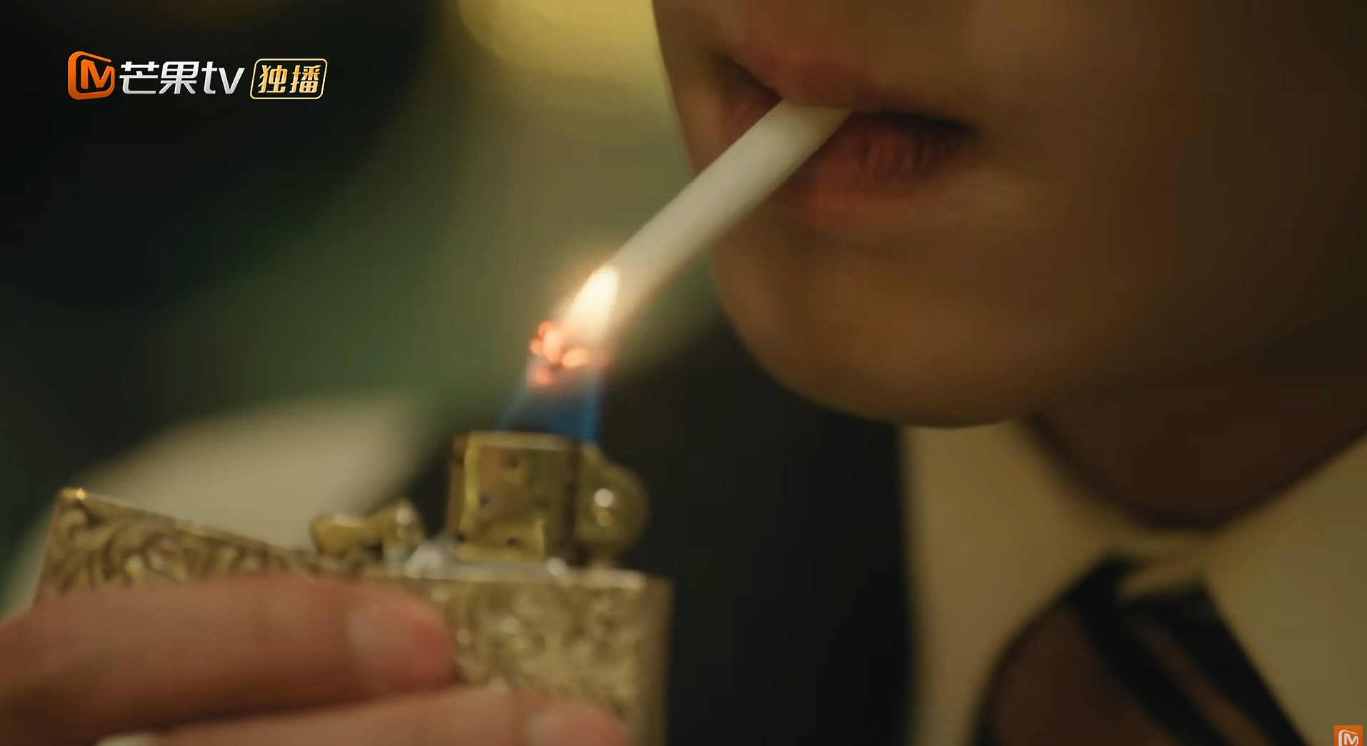 丞磊洗牌、咬烟、推牌等一连串动作行云流水,将纨绔少帅随性却不失威严的姿态展现得淋漓尽致。(《玉簟秋》剧照)