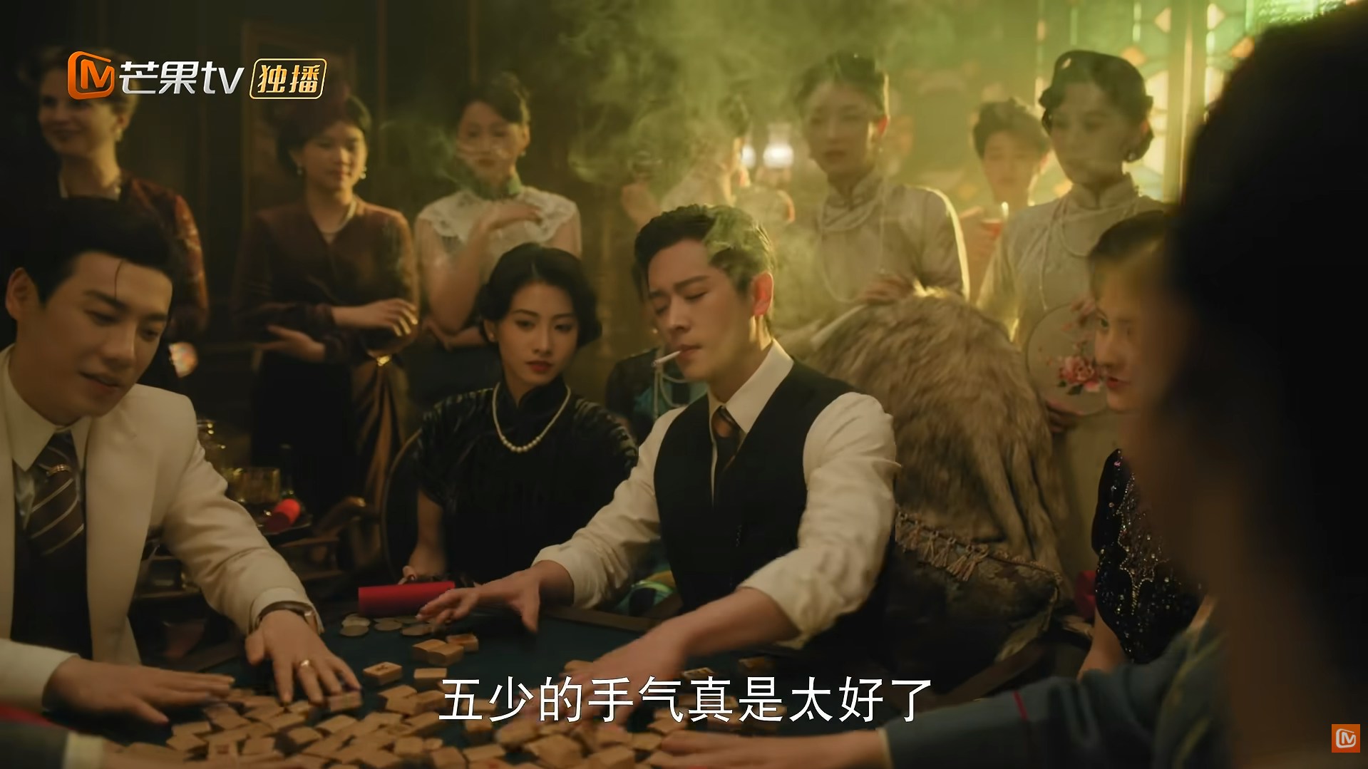 昏黄的光影层次与精致的豪门置景,让丞磊平凡的牌局呈现出电影等级的质感。(《玉簟秋》剧照)