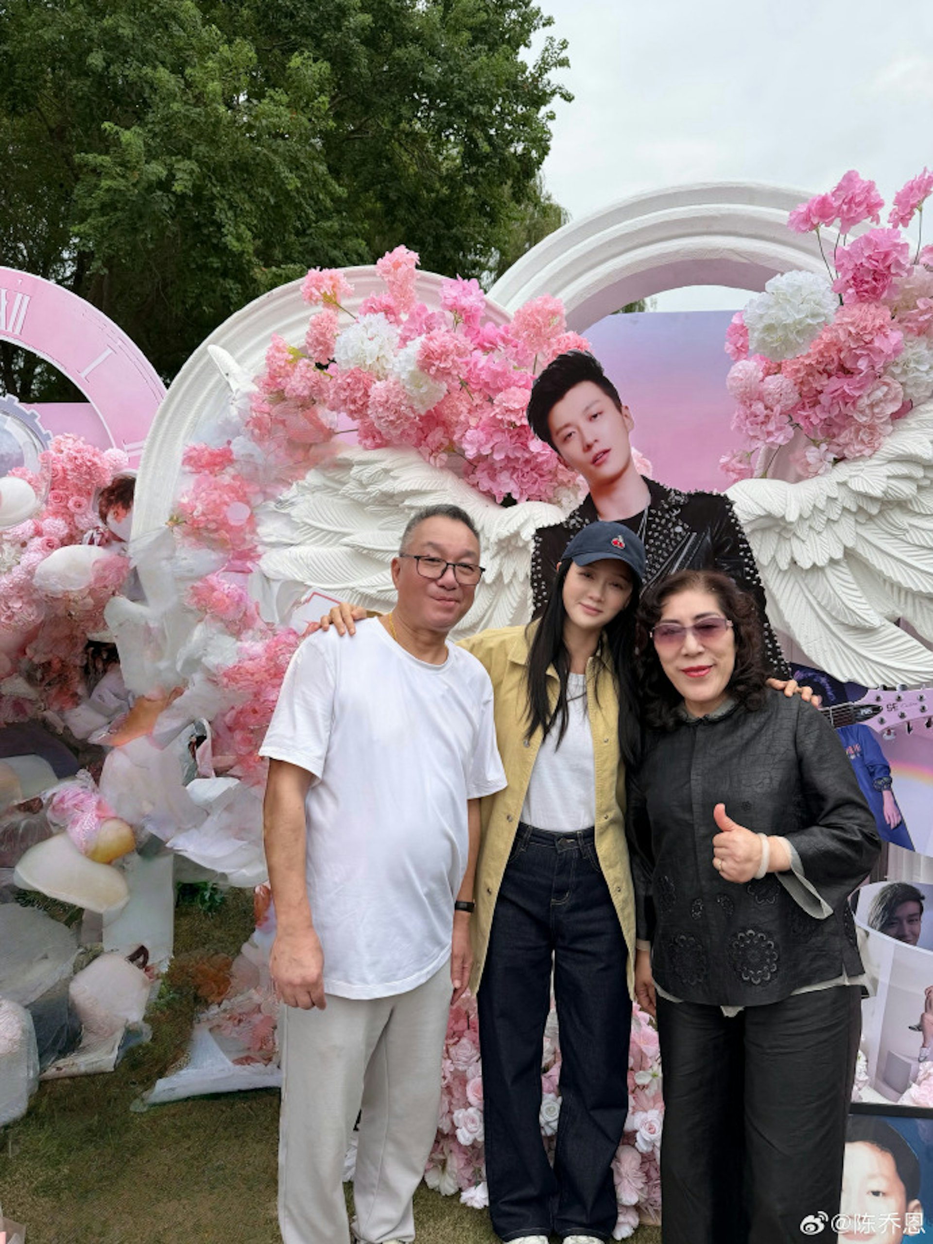 乔任梁39岁冥诞悼念现场,陈乔恩(中)和乔任梁爸妈合影。(微博@陈乔恩)