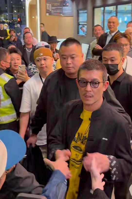 同粉丝握手。(小红书)