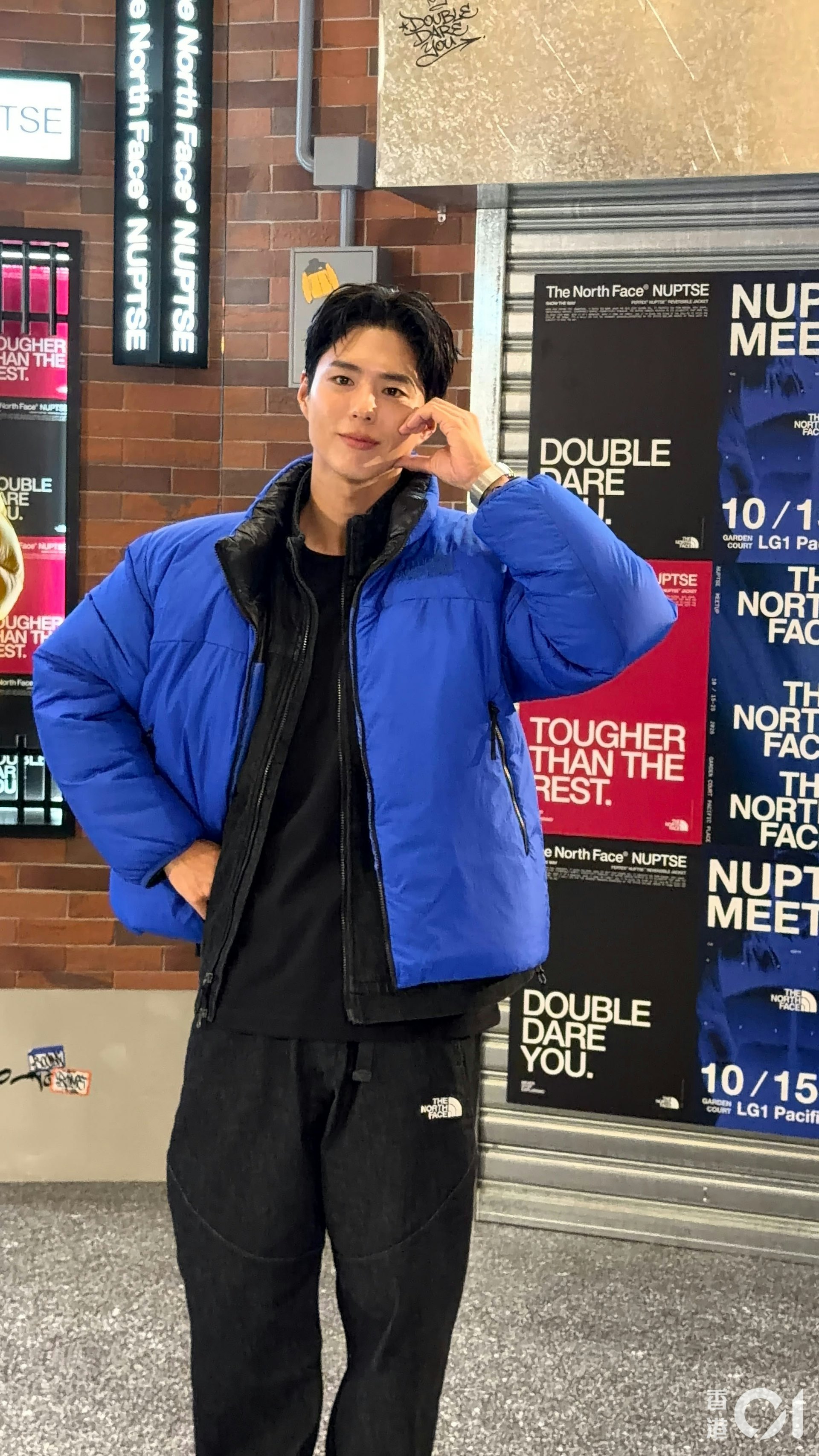 朴宝剑在台上受访时不时露出招牌灿烂笑容,电晕现场无数粉丝。
