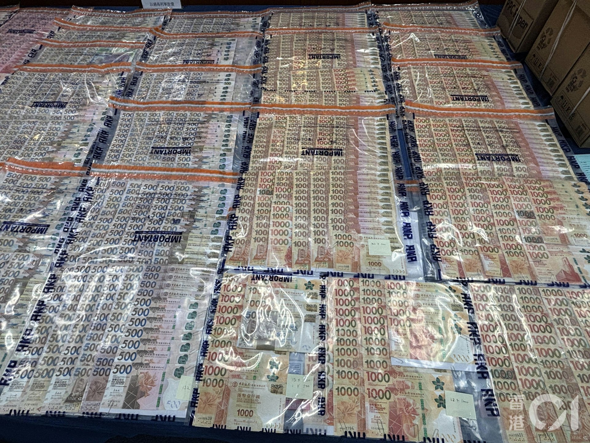 行动中,检获的证物包括1,000多份借贷文件、多部电脑、手提电话;同时在两间公司内,检取将200万元港币现金犯罪得益、名贵手表及金饰等。