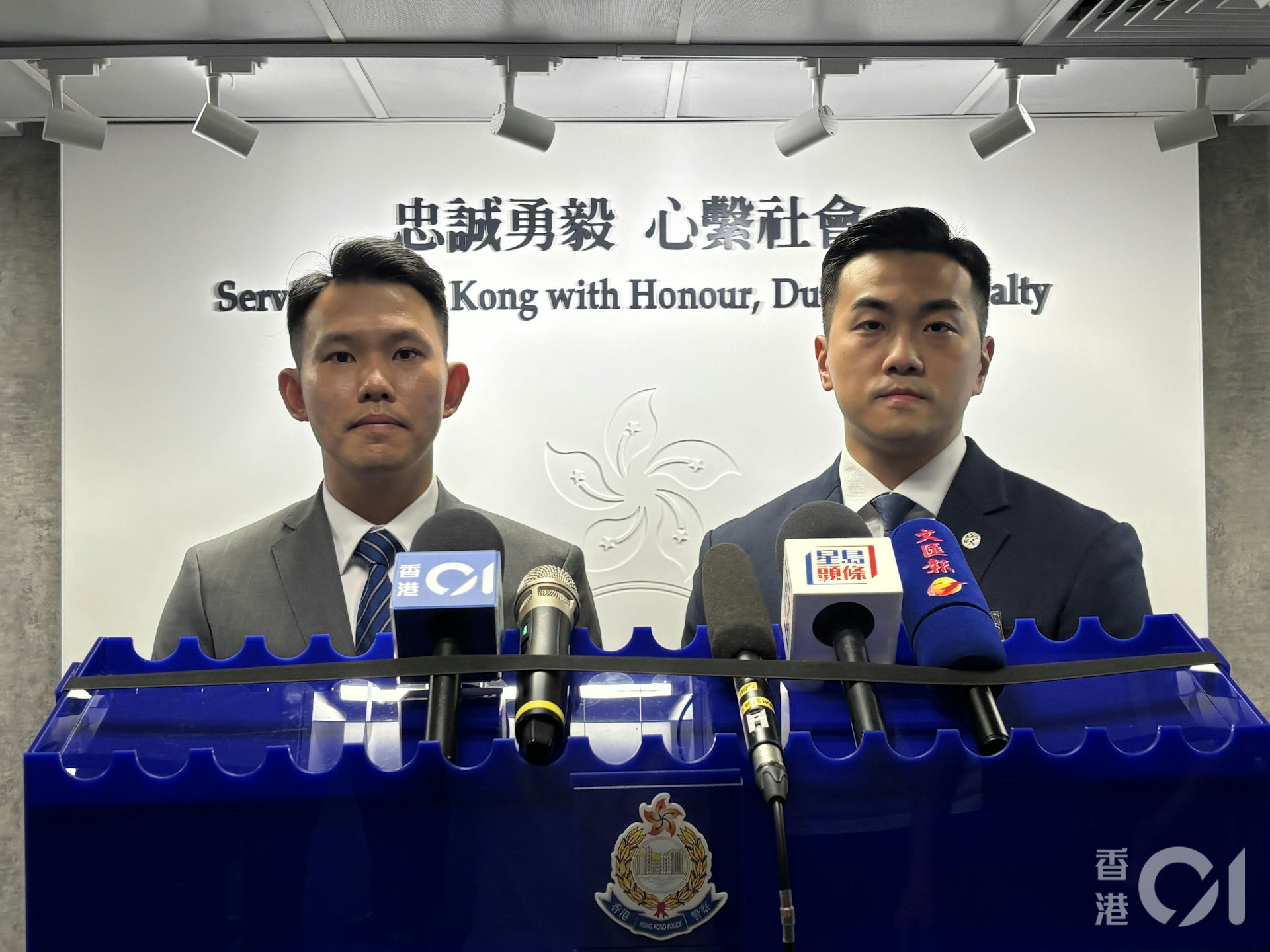 深水埗警区刑事总督察黄泳洪(左)及深水埗警区反三合会行动组主管郑源霖(右)。