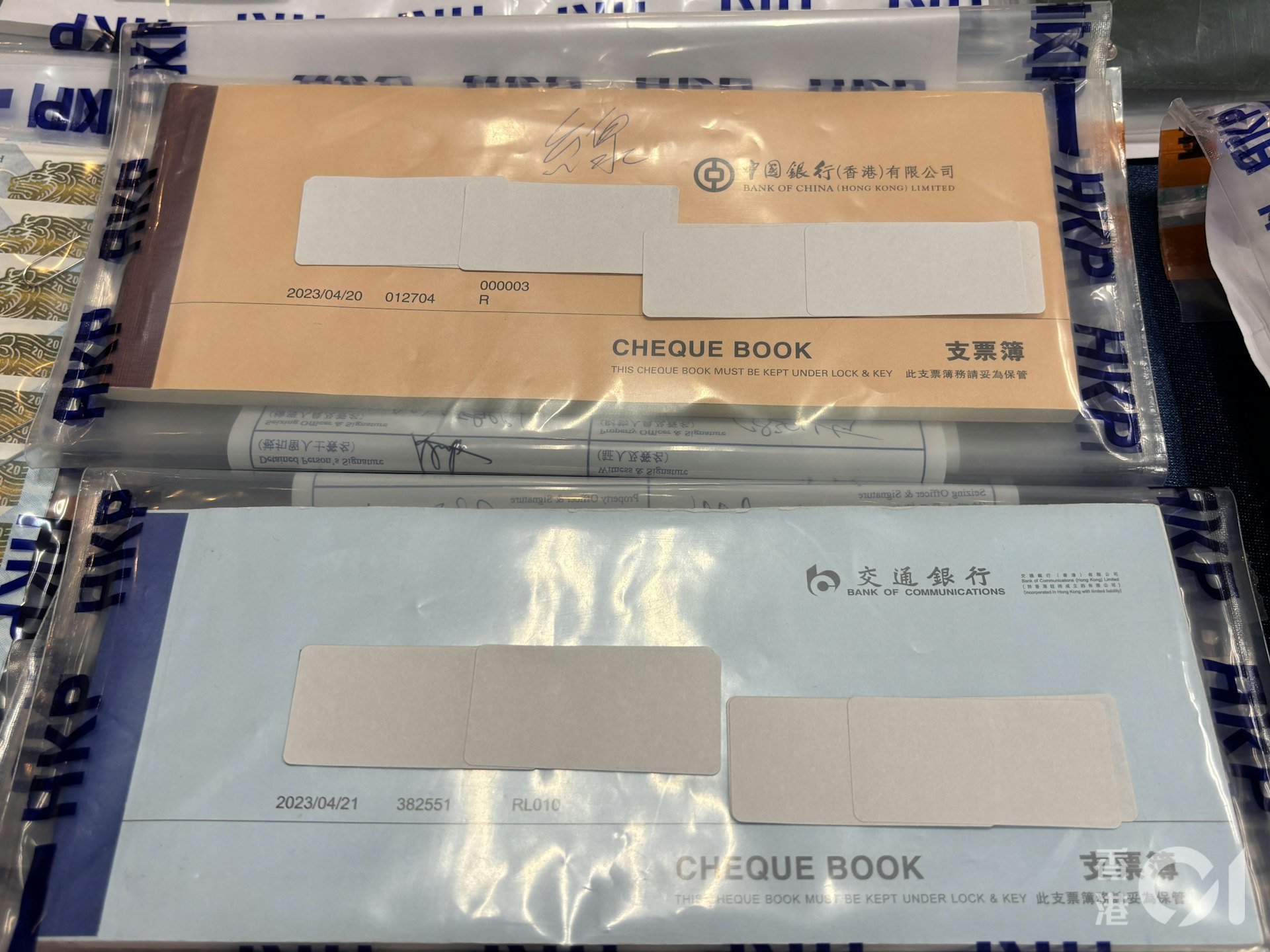 行动中,检获的证物包括1,000多份借贷文件、多部电脑、手提电话;同时在两间公司内,检取将200万元港币现金犯罪得益、名贵手表及金饰等。