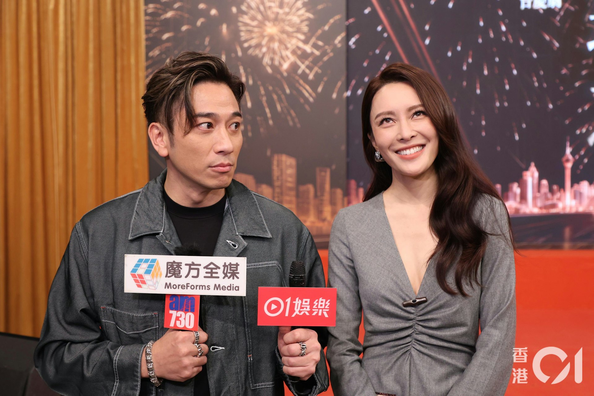 面对记者连番追问绯闻及感情进展,吴卓羲和张曦雯不仅没有丝毫尴尬,还互相「打情骂俏」。