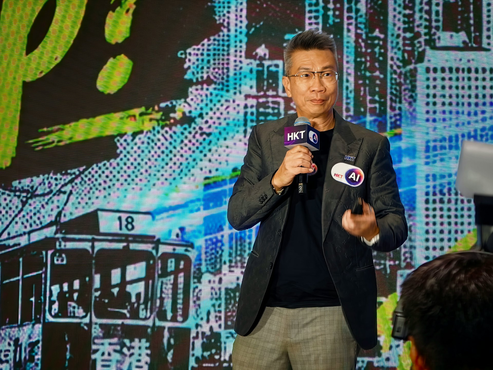 香港电讯个人业务行政总裁林国诚在会上指出,相较于内地企业 21% 的 AI 普及率,香港仅有 10% 企业深度应用 AI,且高达 40% 香港市民未曾接触过 AI。希望今次HKT.AI可以将AI使用人口提升。