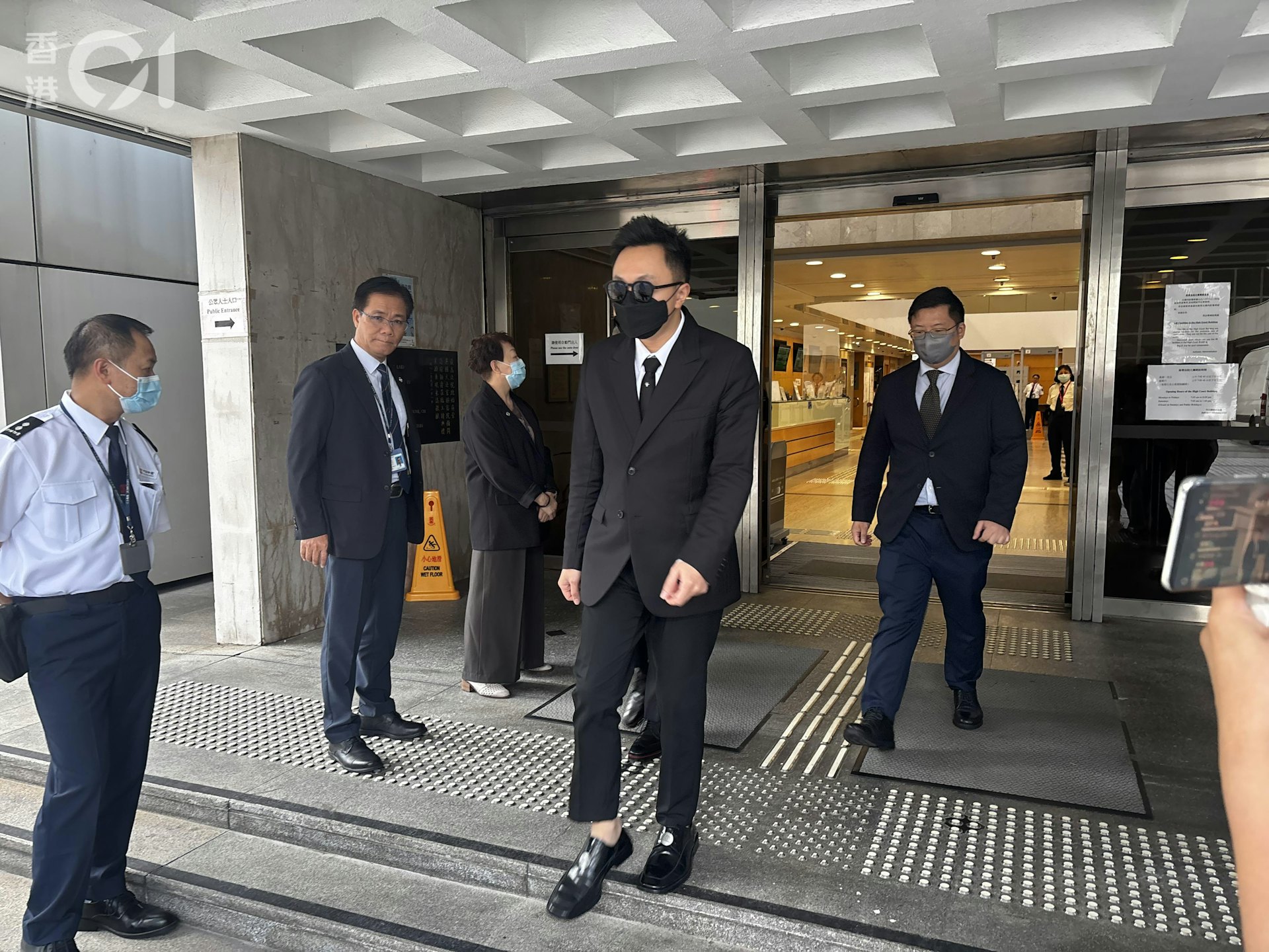 蔡天凤丈夫谭方骏被盘问时,否认想与邝港智恋爱及有性关系。