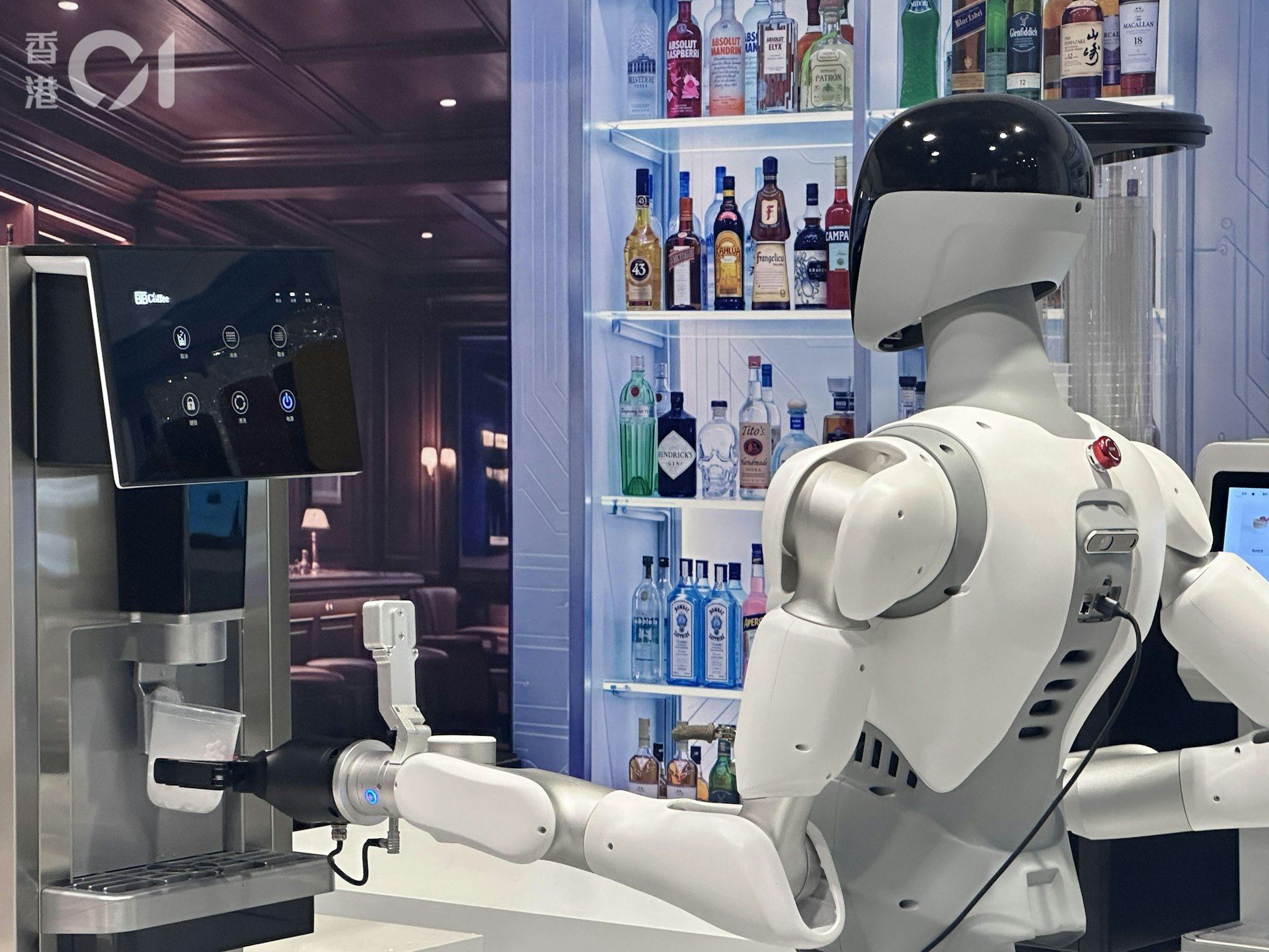 机械人AlphaBot拿起杯子到制冰机前加冰。