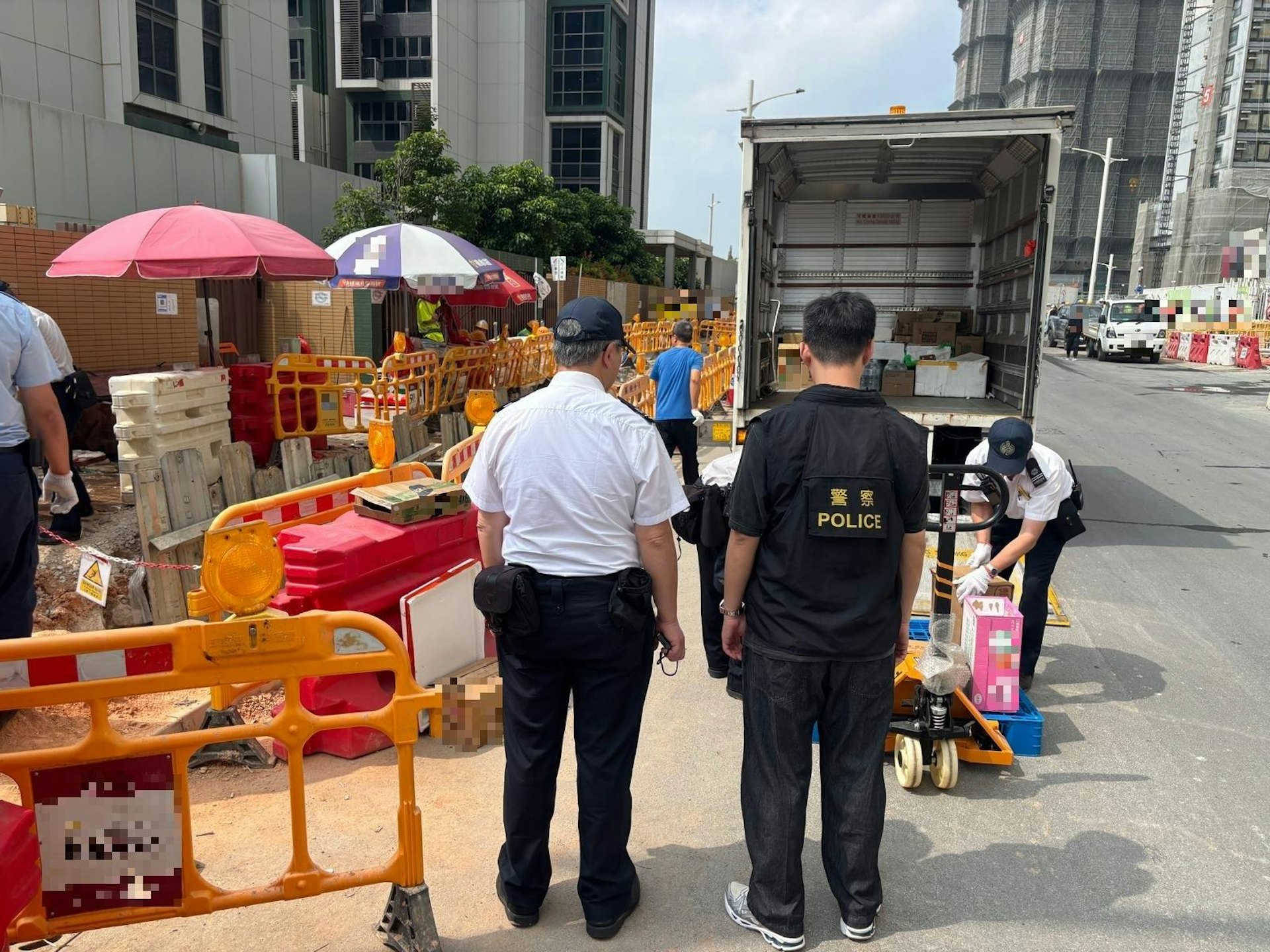 边界警区刑事部联同食物环境卫生署,今日(15日)在落马洲区打击无牌贩卖饭盒,检获约740个饭盒及2,164支饮料,市值约5.8万元;5名本地女子被捕,将被检控。