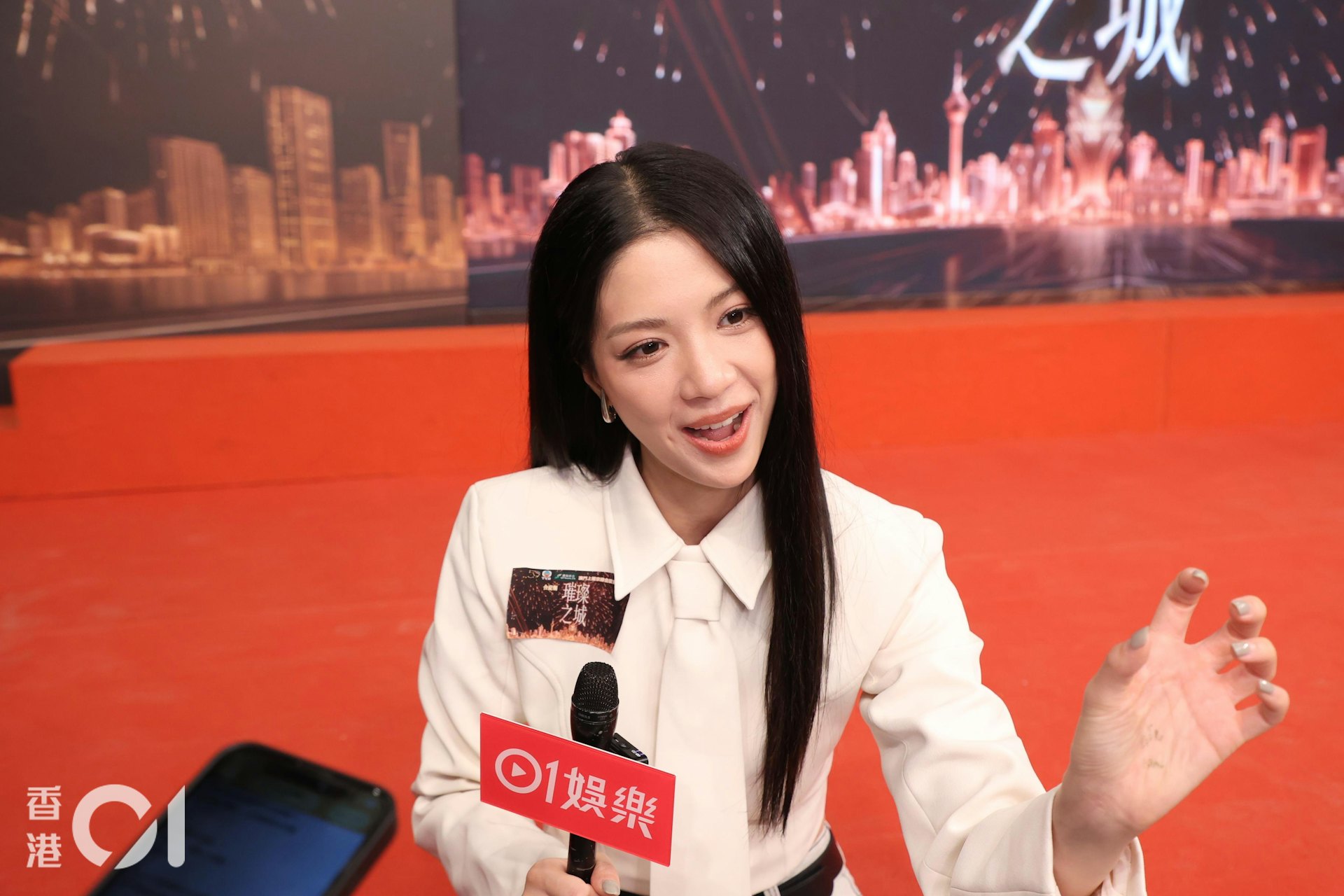 陈晓华指激吻戏由张智霖与监制亲身示范。