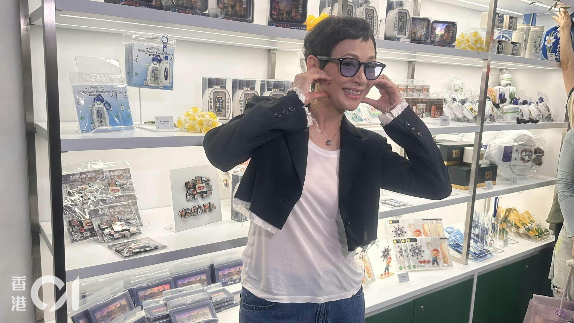 余安安透露12月赴澳洲参加女儿婚礼 。