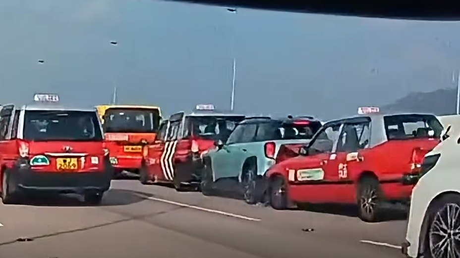車Cam|青嶼幹線發的士疑收掣不及撼前車 釀3車串燒相撞