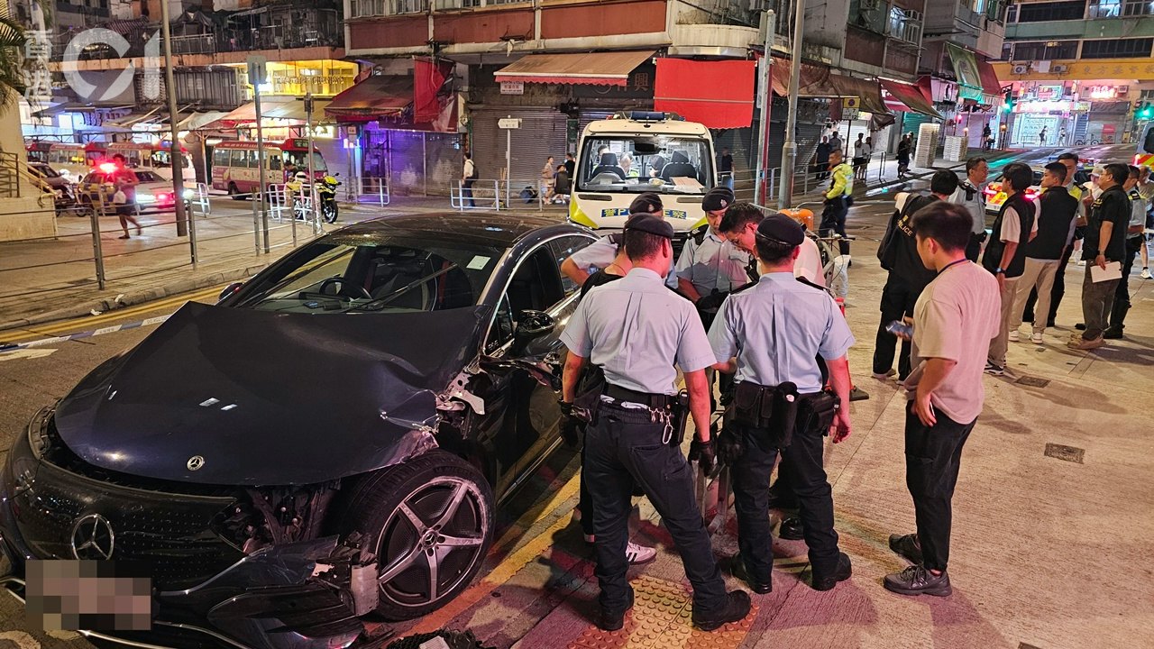 觀塘平治逆線撞3車逃捕 警崇仁街截獲拘司機起獲毒品|有片