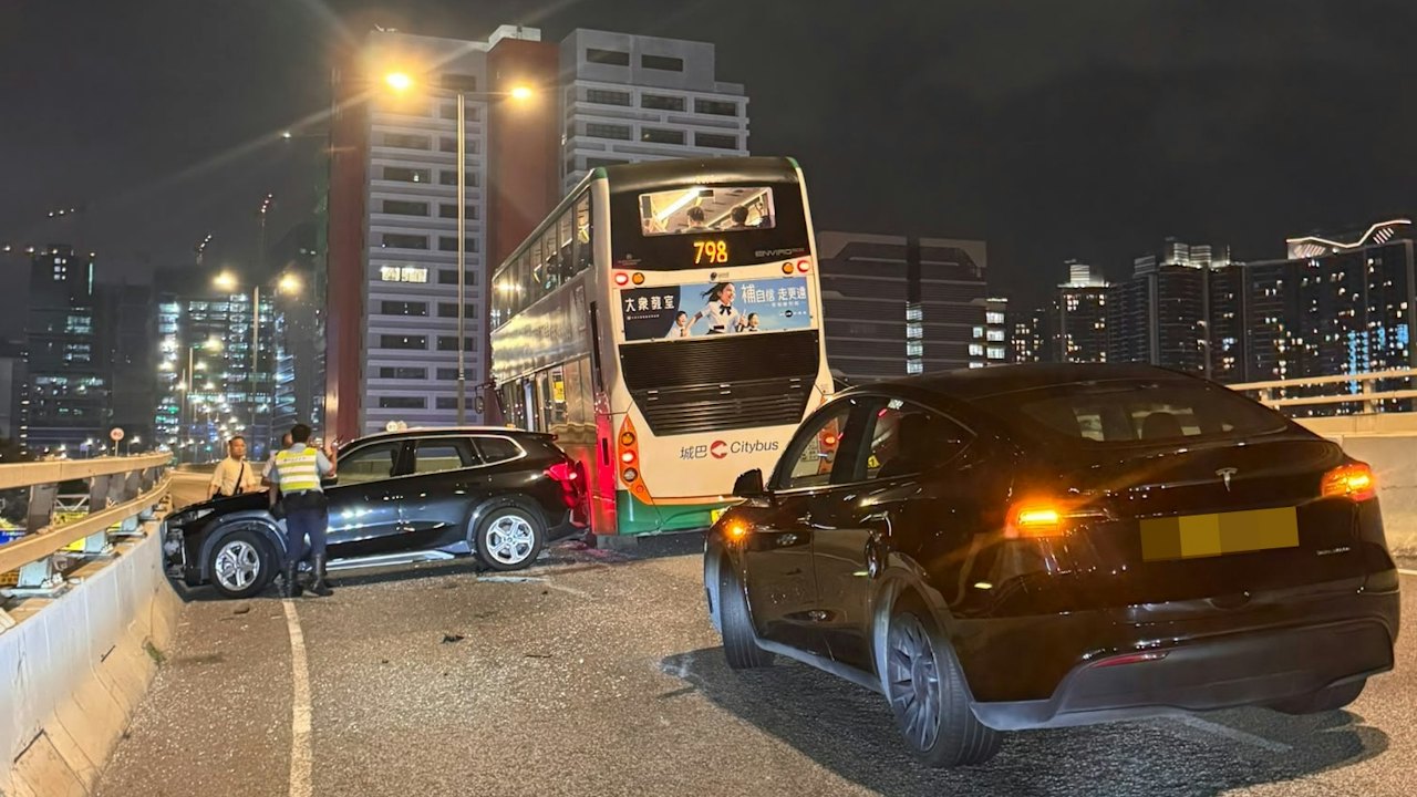 觀塘繞道3車相撞 私家車司機一度被困 往油塘方向全線封閉