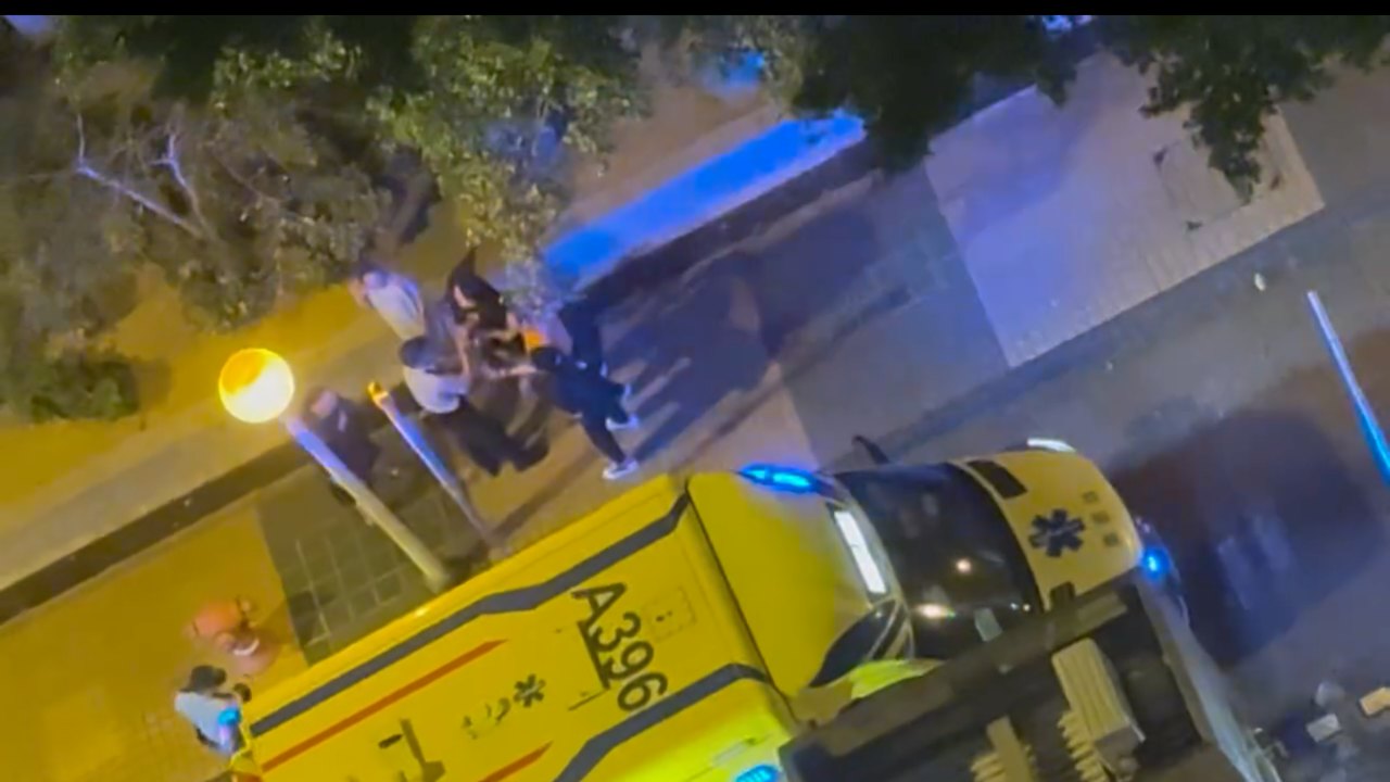 有片|葵芳邨的士司機疑與醉酒女乘客爭執 警員到場調解分隔兩人