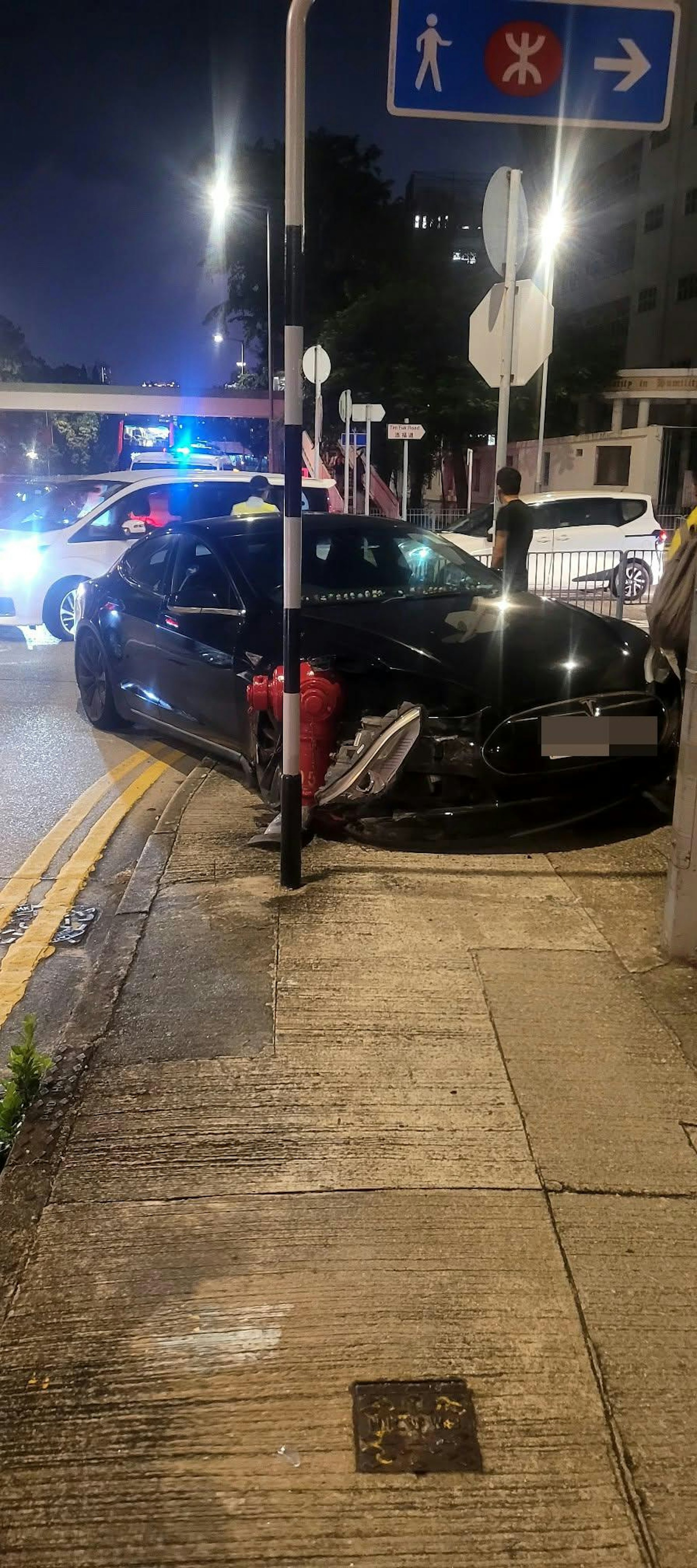 九龙塘Tesla失控冲上人行道撞毁护栏 与九巴碰撞未造成人员伤亡 九龙塘Tesla失控冲上人行道撞毁护栏 与九巴碰撞未造成人员伤亡