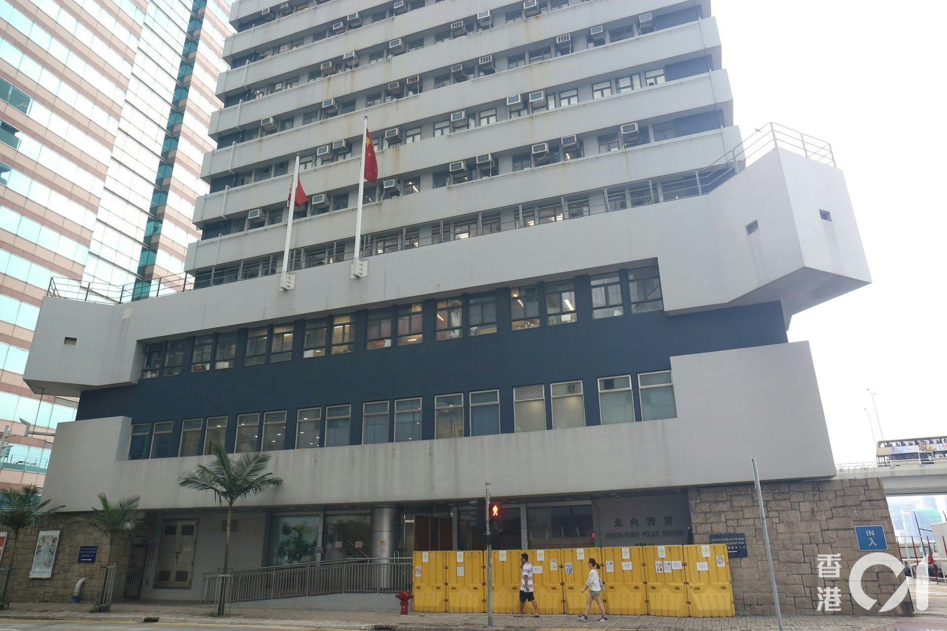 西湾河女子抛狗入海后携犬逃离,警方全力通缉虐狗嫌疑人 西湾河女子抛狗入海后携犬逃离,警方全力通缉虐狗嫌疑人