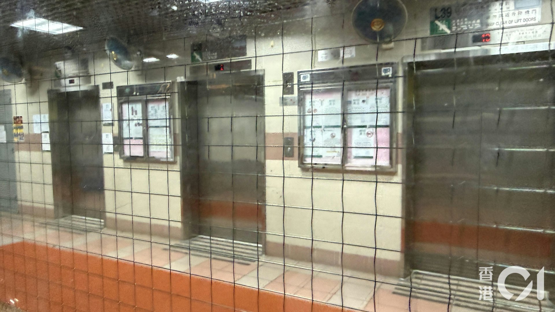 《香港01》记者今日(16日)凌晨前往博康邨8幢公屋了解,未见有任何围封或安装工程进行,图为博达楼。
