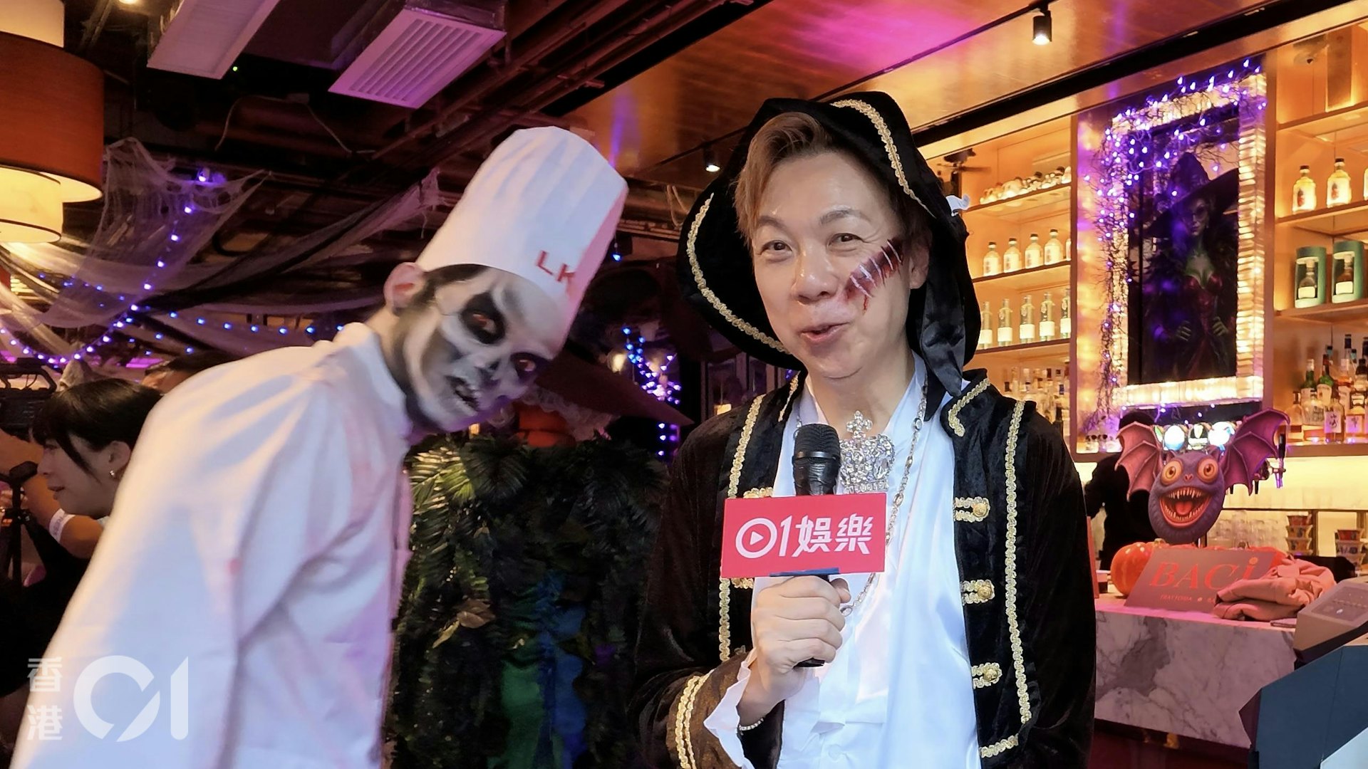 Francis以Cosplay海盗装扮现身,现场亦有人扮鬼扮马。