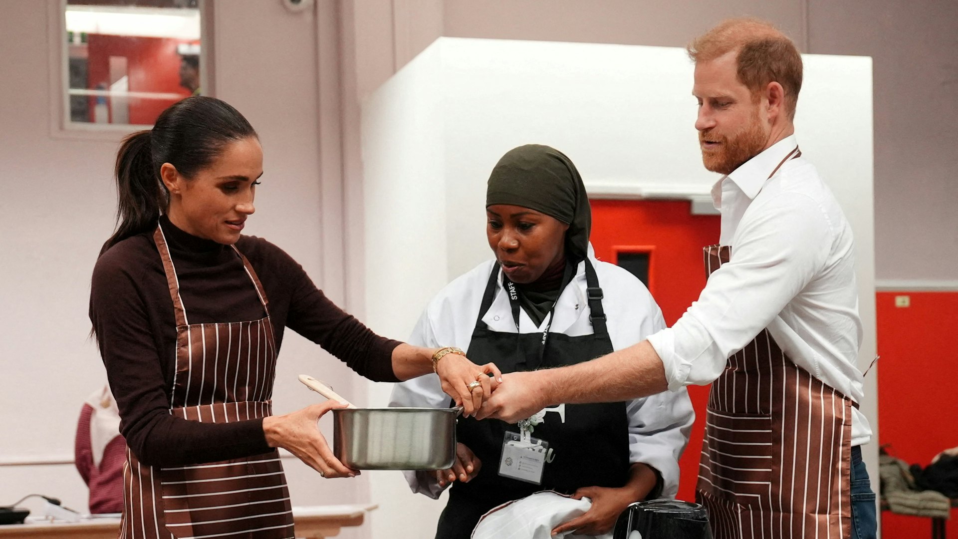 2026年10月15日,英国诺丁汉,哈里王子(Prince Harry,右)与夫人梅根(Meghan Markle,左)前往食物银行Himmah Hub,亲自下厨准备食物包裹。
