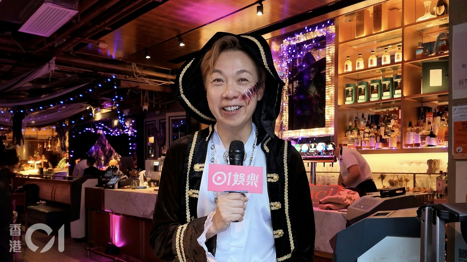 问到有否向低班男女表达不满,他说有反映,但遭无视,反而更变本加厉:「去咗A先生夫妇嗰度,其实依件事已经处理咗,因为我已经同依对低班男女嘅家族话事人反映咗,我觉得佢家族应该会自己自行处理,应该点样去处理佢哋。」