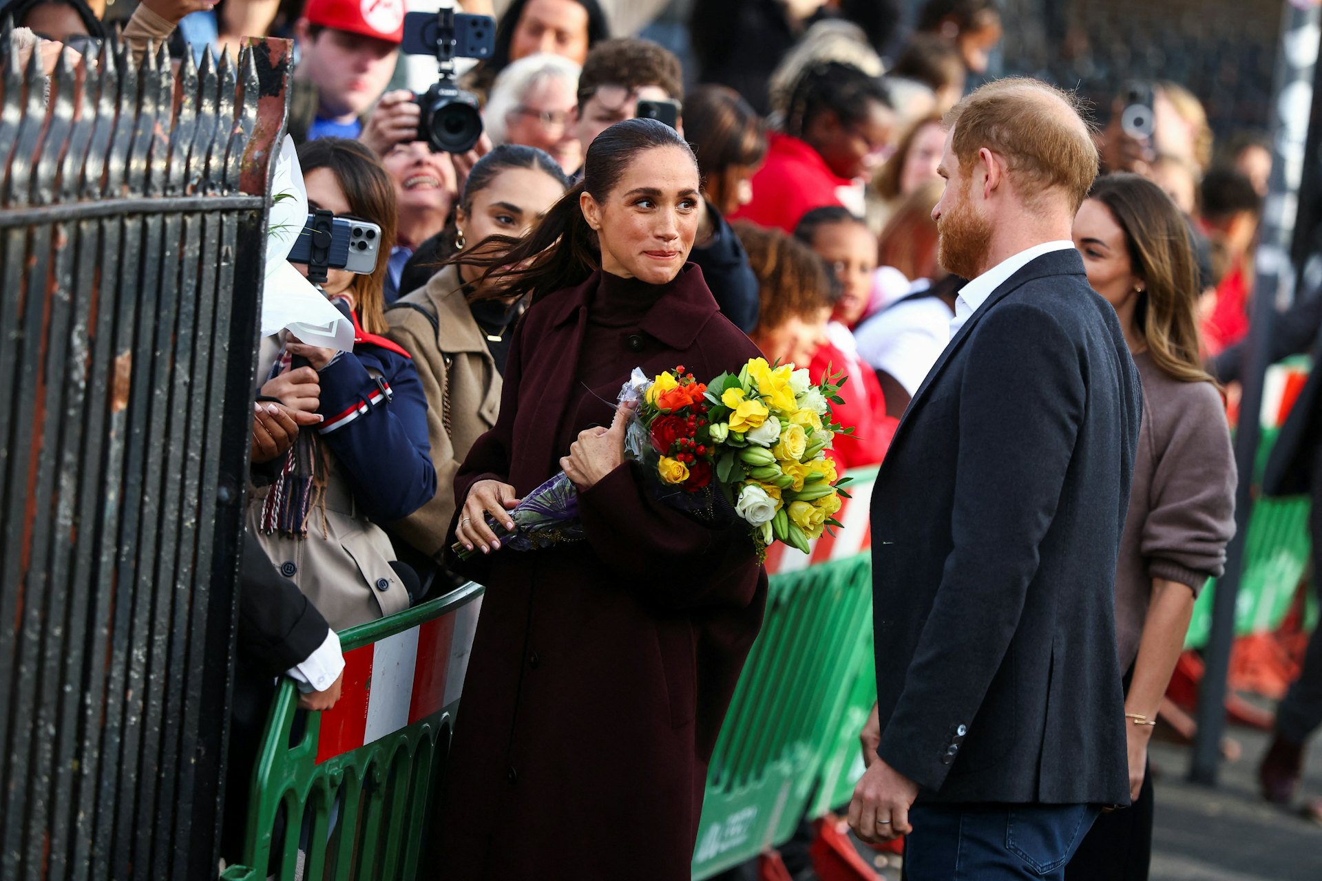 2026年10月15日,英国诺丁汉,哈里王子(Prince Harry,右)与夫人梅根(Meghan Markle,中)前往当地参观社区录音工作室。