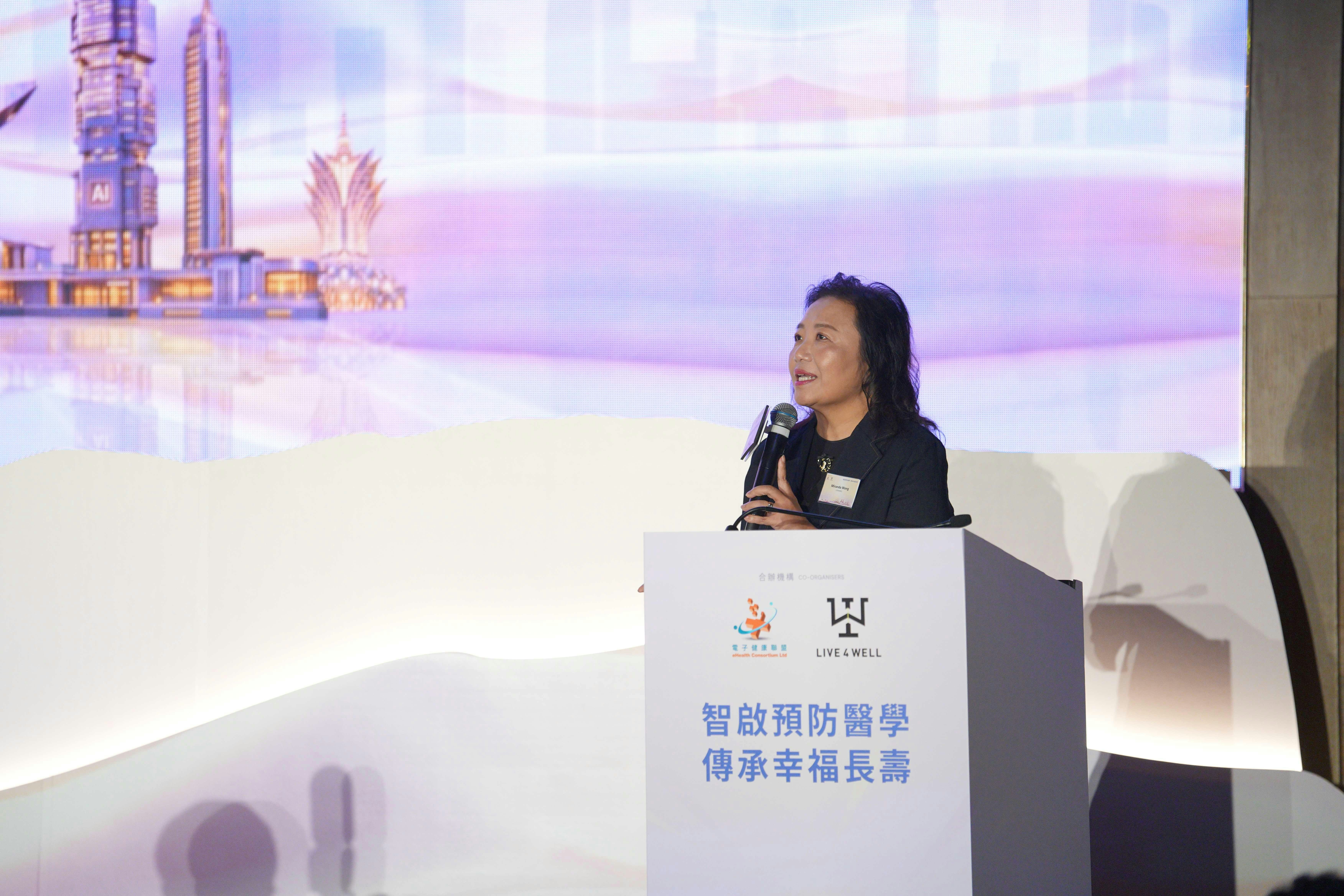LIVE4WELL 联合创办人黄敏诗发表主题演讲,分享如何将科技融入日常生活,推动个人化健康管理。