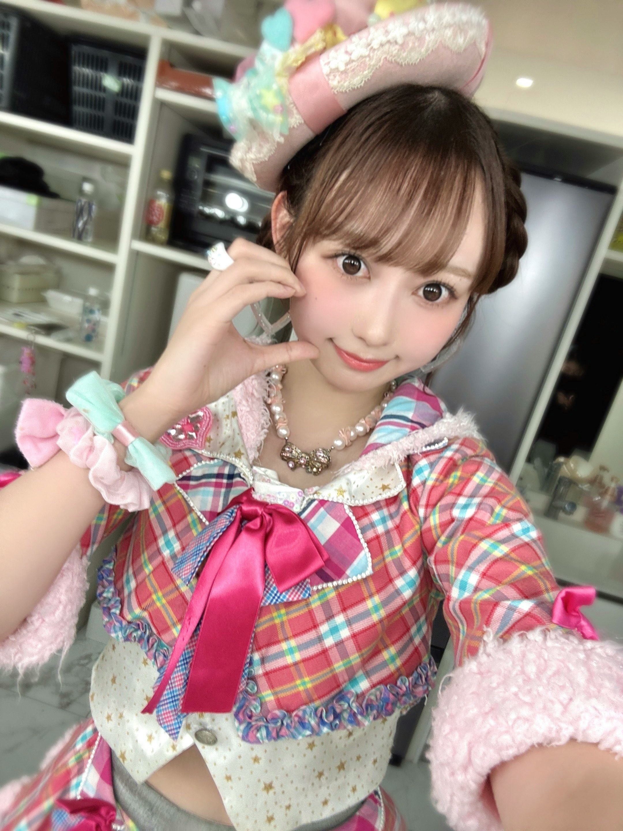 大盛真步穿着彩色格纹演出服自拍