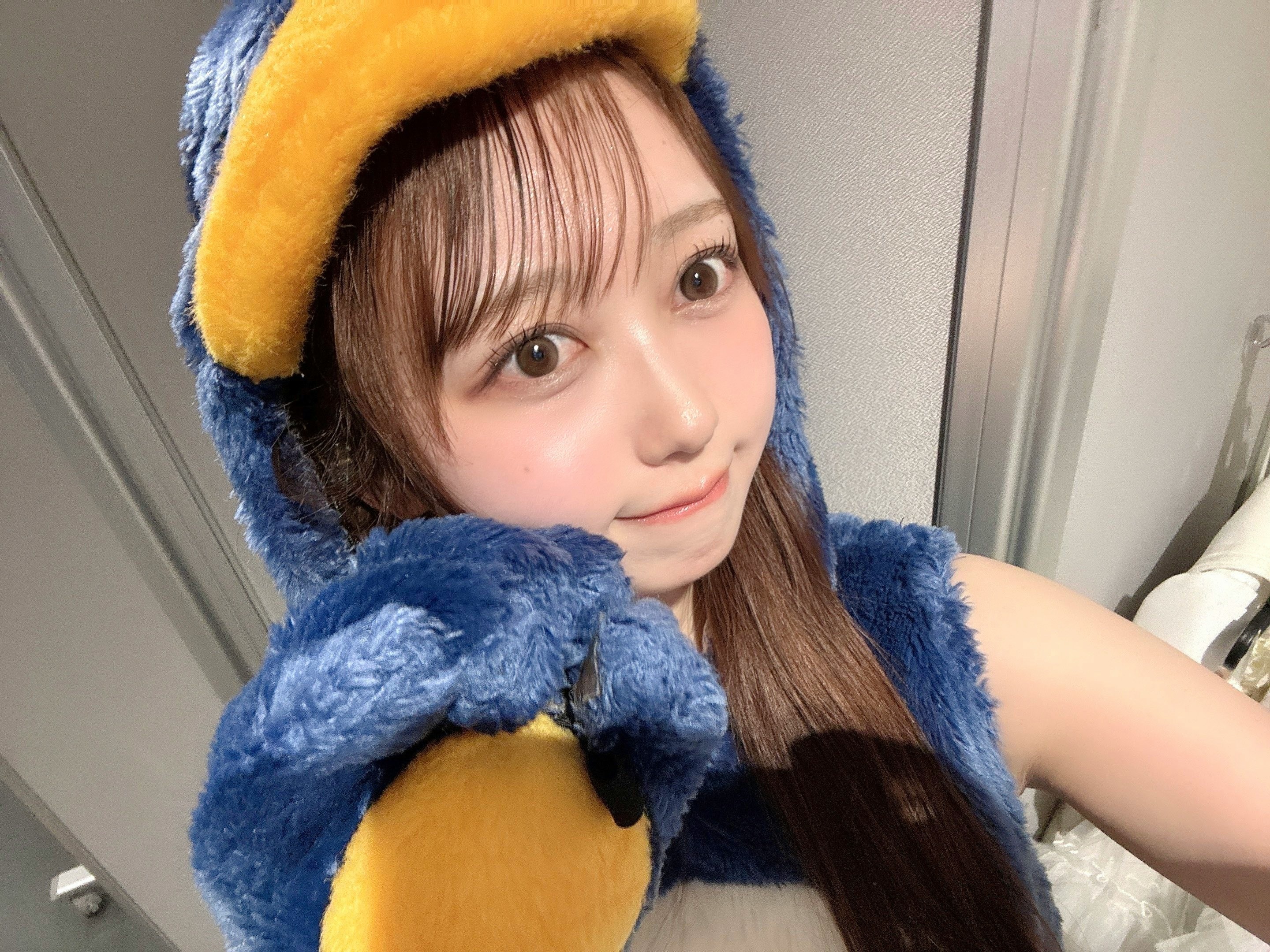 大盛真步穿着蓝黄色绒毛服装自拍