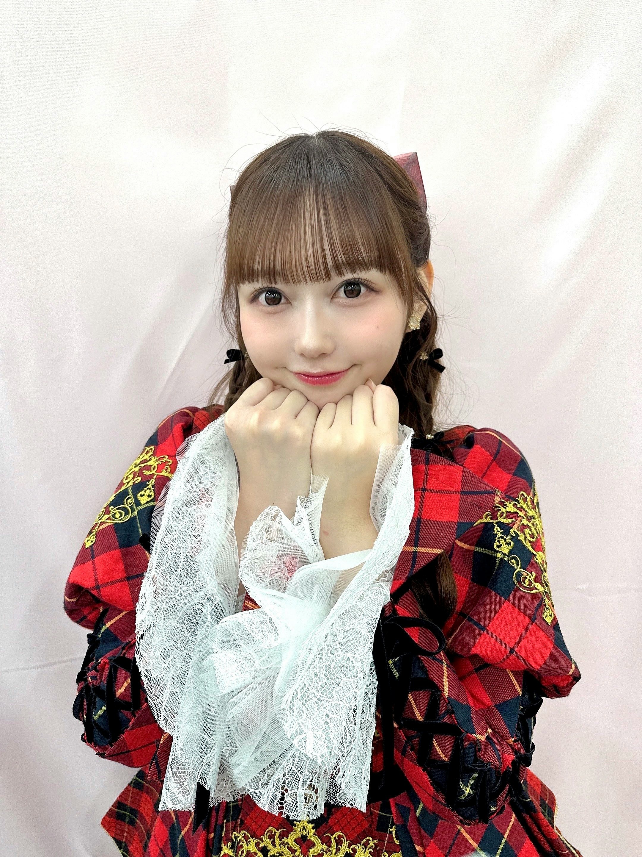 大盛真步穿着红黑格纹演出服留影