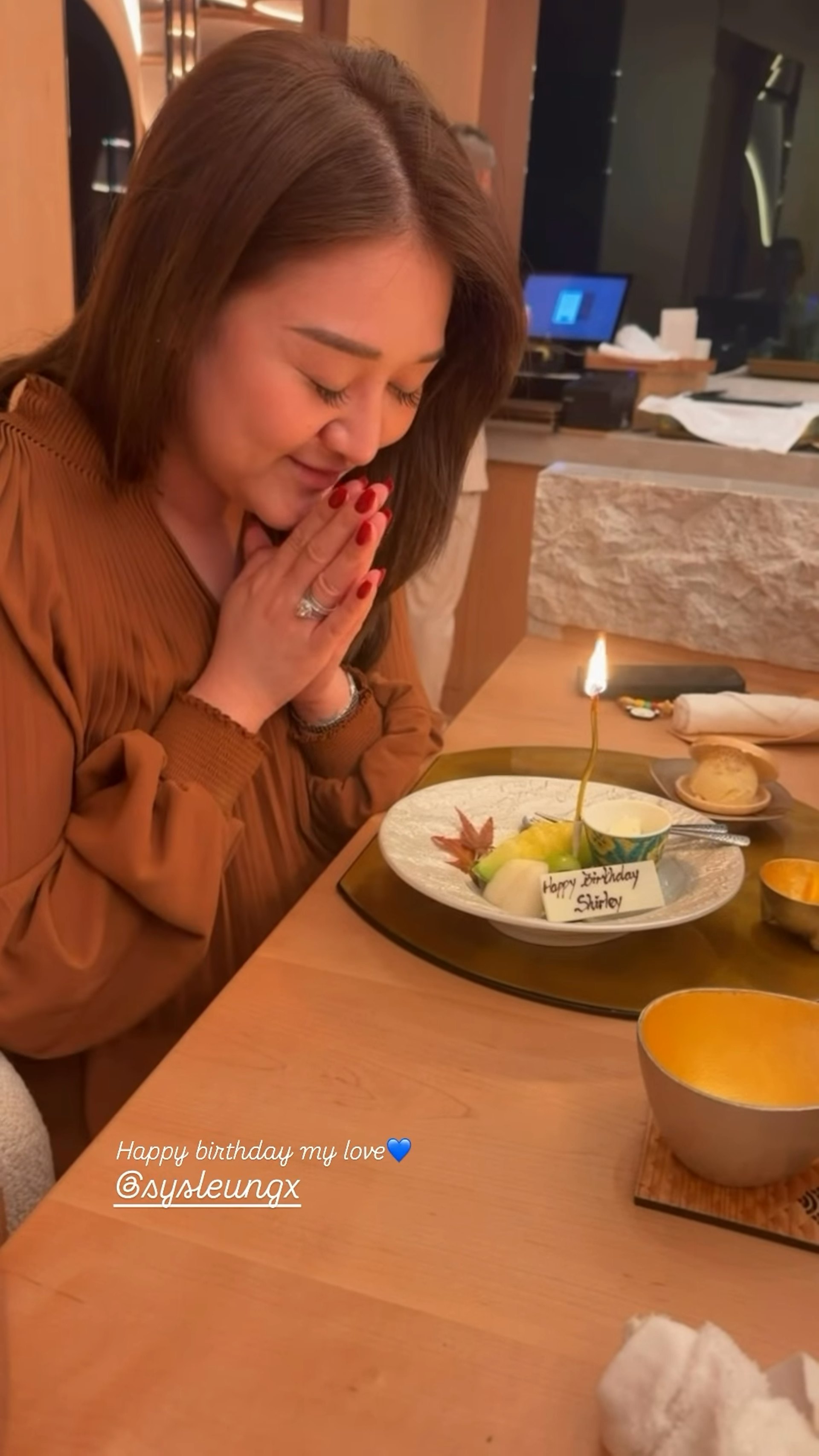 Shirley双手合十闭目许愿,手上配戴的巨型钻戒非常抢镜。(IG截图)