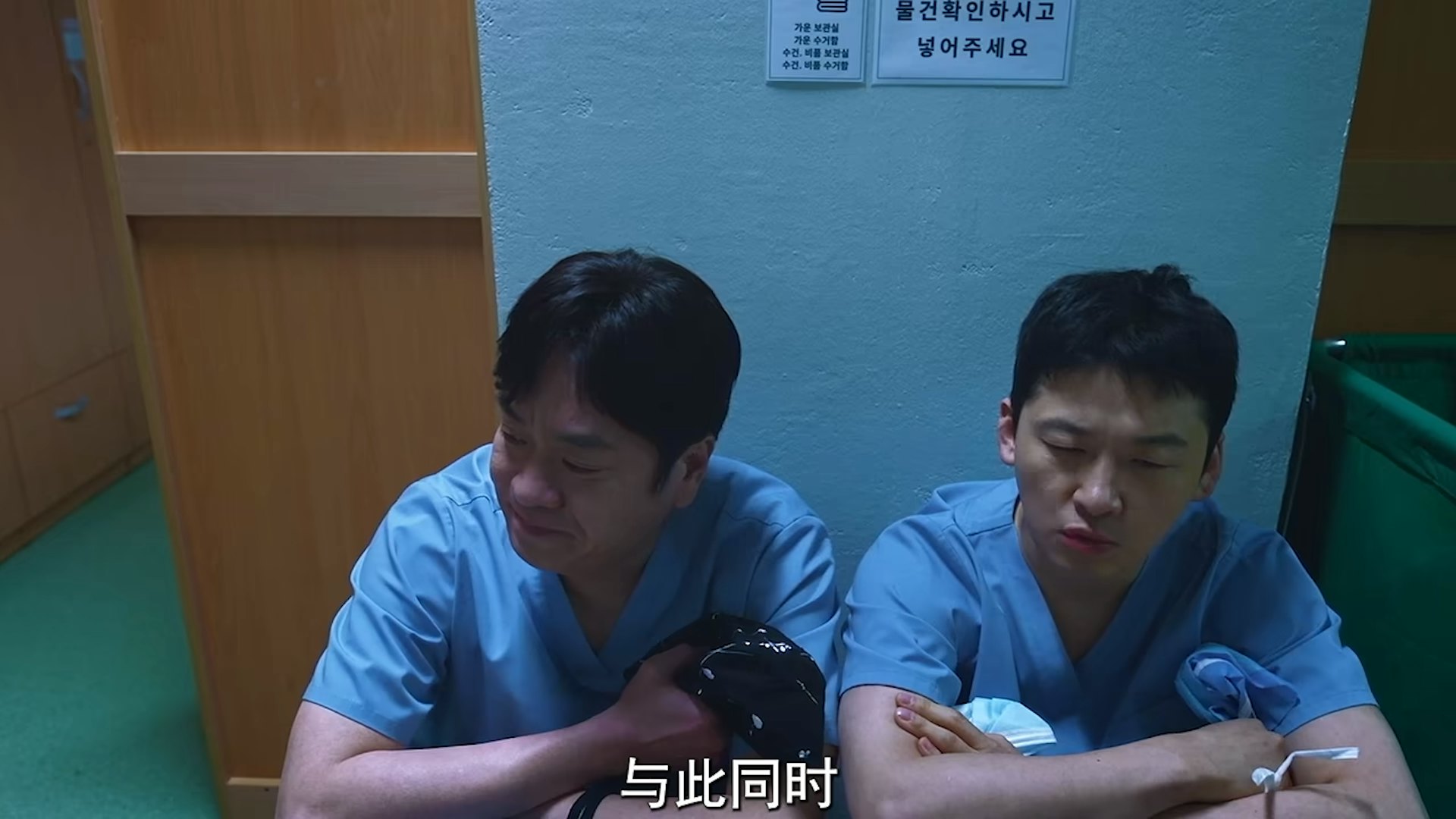 《Doctor X》第二集结尾剧情讲述,医院内多位外科医生在休息室讨论桂水晶独特的手术术式时,随手翻查海外医学期刊与旧文献。
