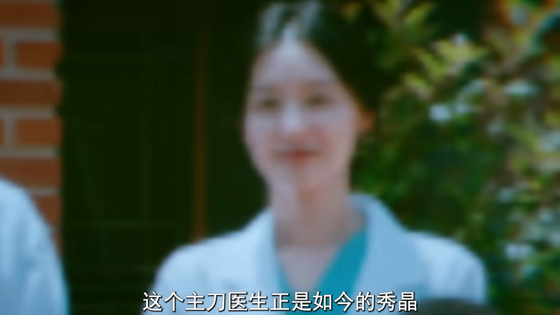 《Doctor X》第二集结尾剧情讲述,多年前在古巴的一支医疗队伍中,曾有团队采用过完全相同的术式进行复杂手术,而文献上记录的执刀医生正是年轻时期的桂水晶。