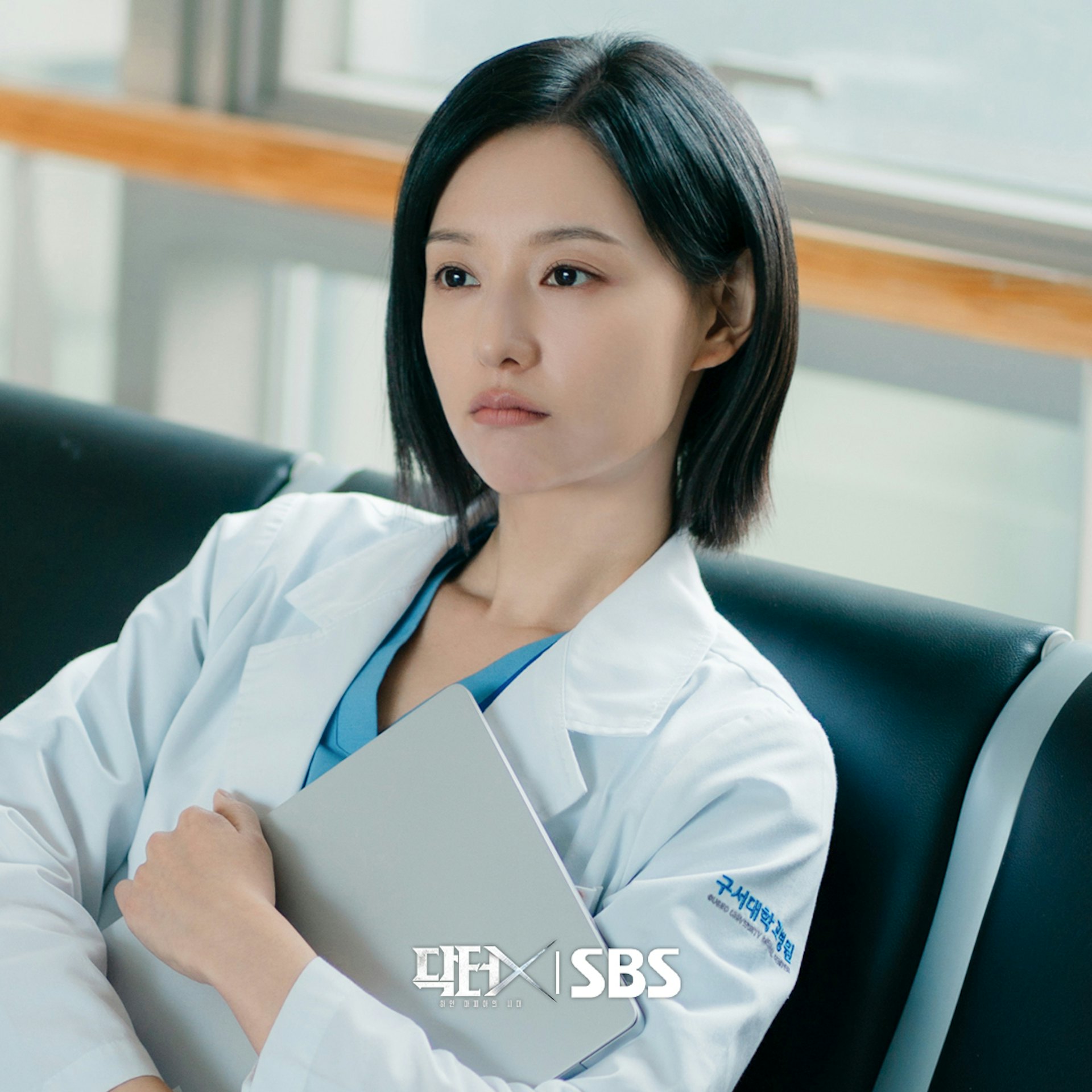 最新播出的《Doctor X》第2集迎来震撼剧情反转,一直以来凭借「绝不失败」高超医术震撼全院的灵魂人物桂水晶(金智媛饰),其不败形象在剧尾面临前所未有的考验。(IG@sbsdrama.official)