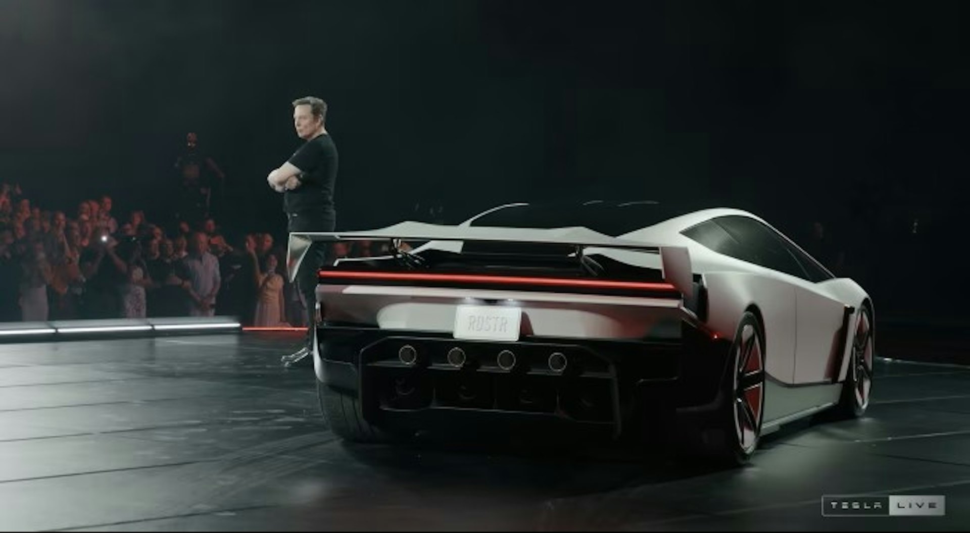 Elon Musk现身Tesla Roadster旁。