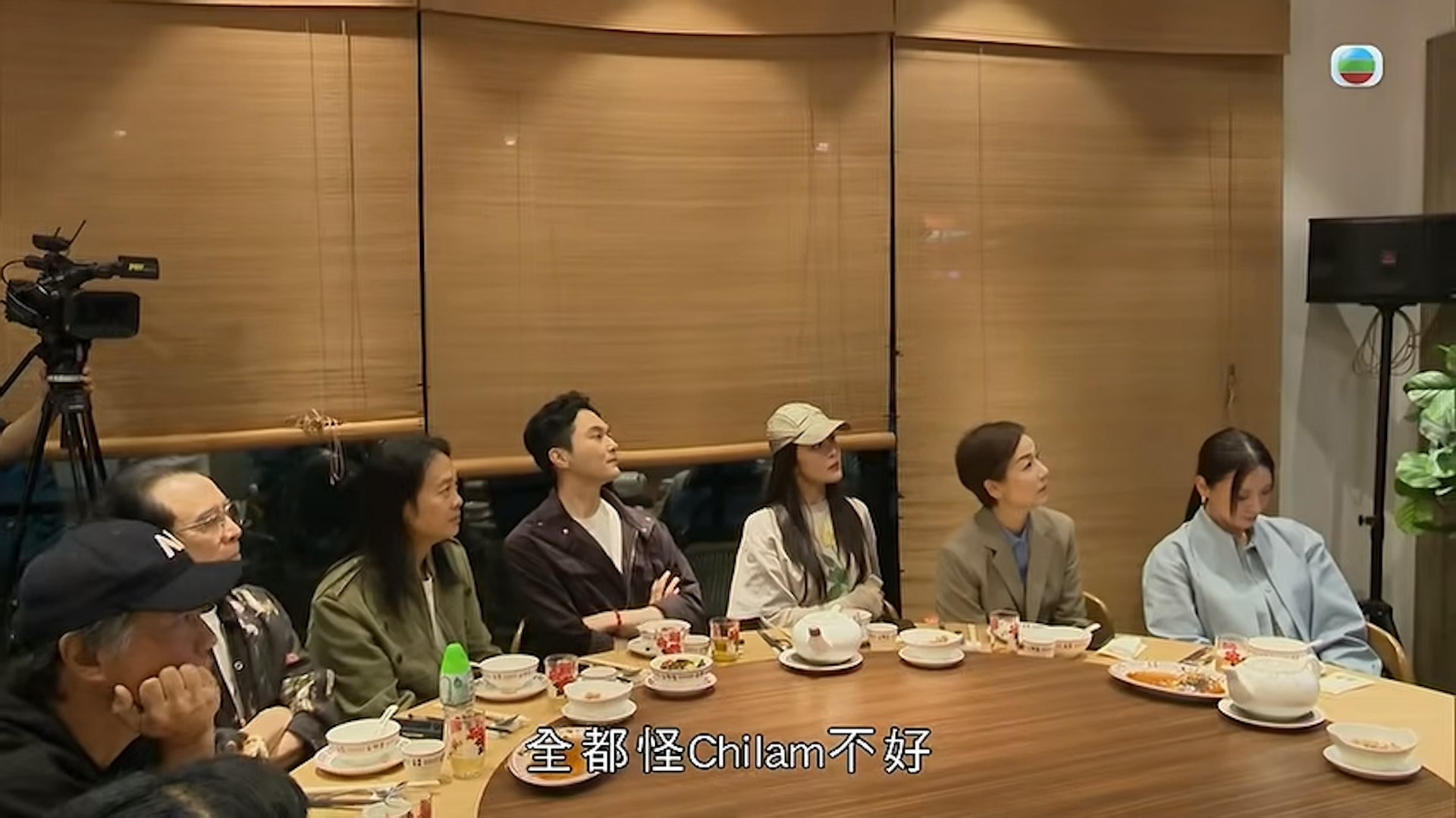 《璀璨之城》一众演员齐齐食饭追剧。(《东张西望》节目截图)