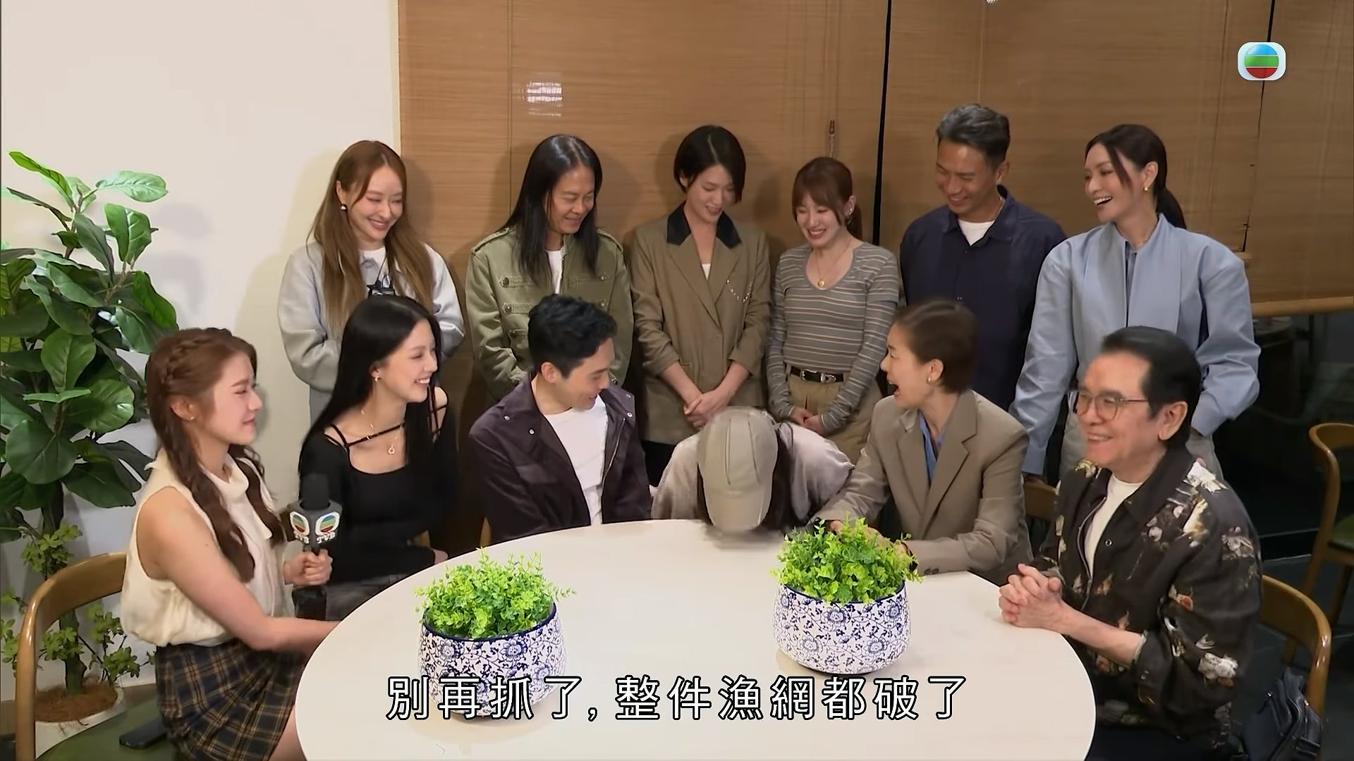 Kelly低头掩面狂笑。(《东张西望》节目截图)
