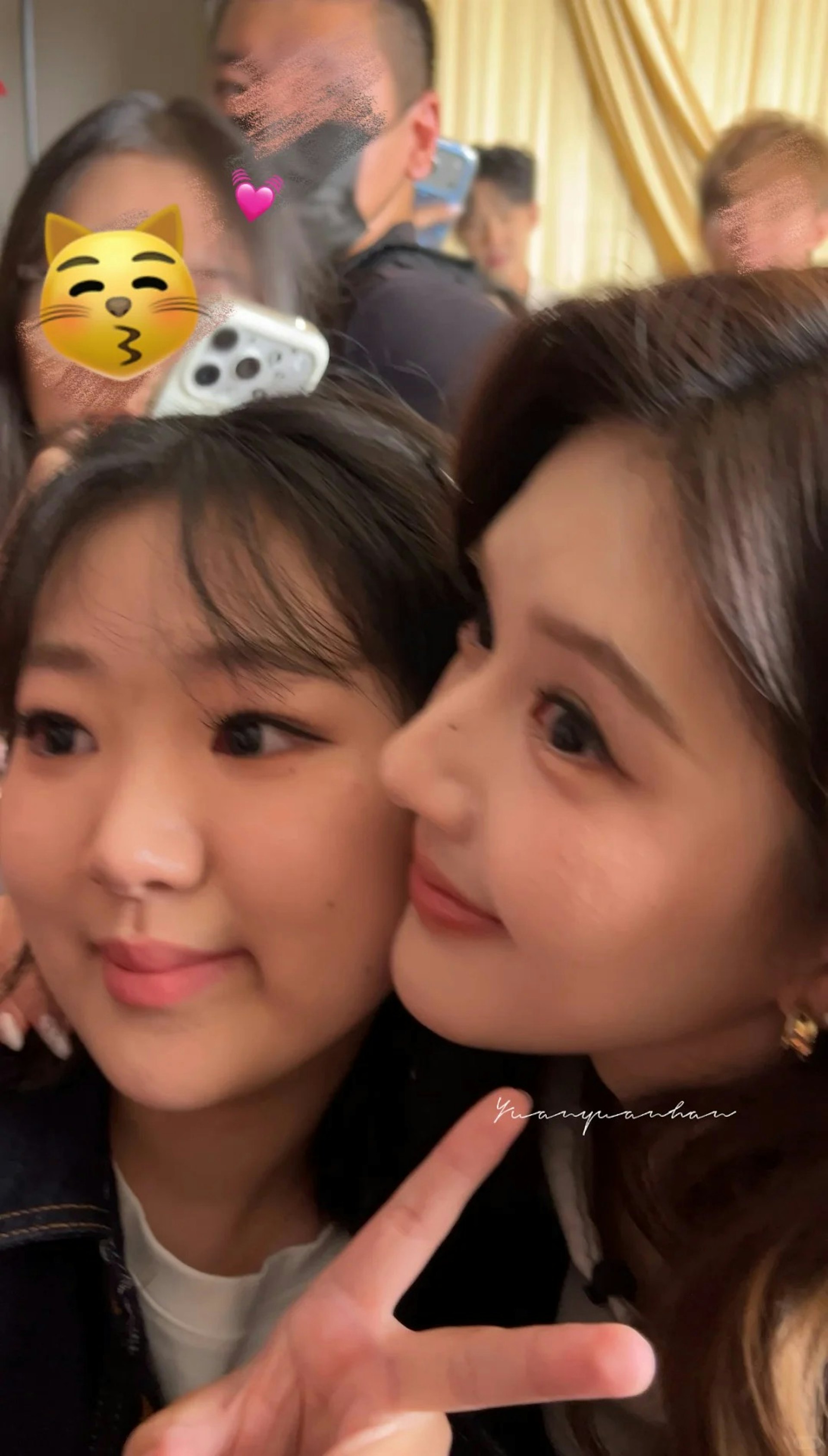 赵露思和曾患有白血病粉丝贴脸合照,实现迟到1年半的约定。(小红书@圆圆含)